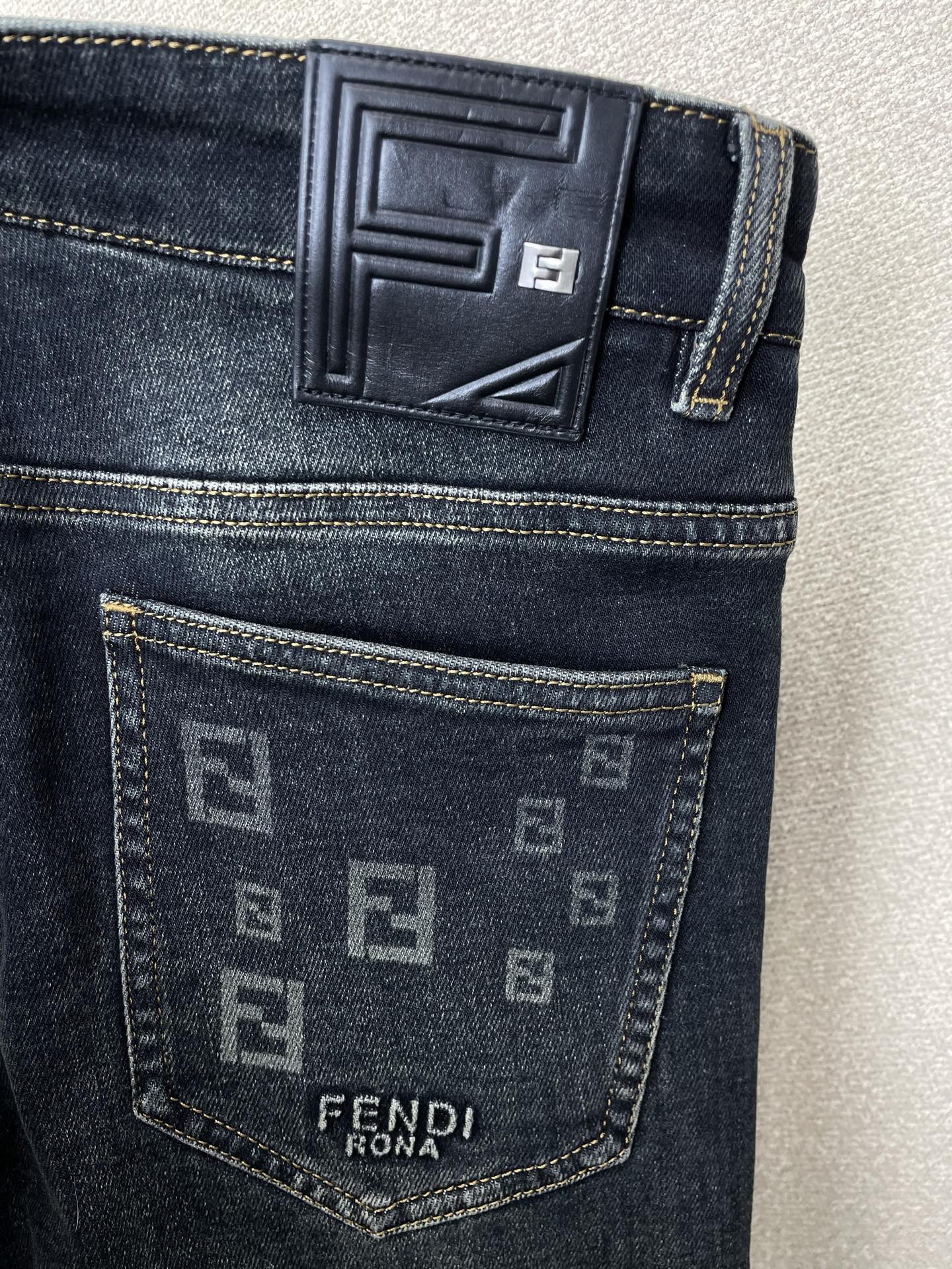 。FENDI芬迪💥砸锅卖铁都要上的新款新款休闲牛仔裤👖 高端版本！专柜定制面料 透气舒适度高，细节无可挑