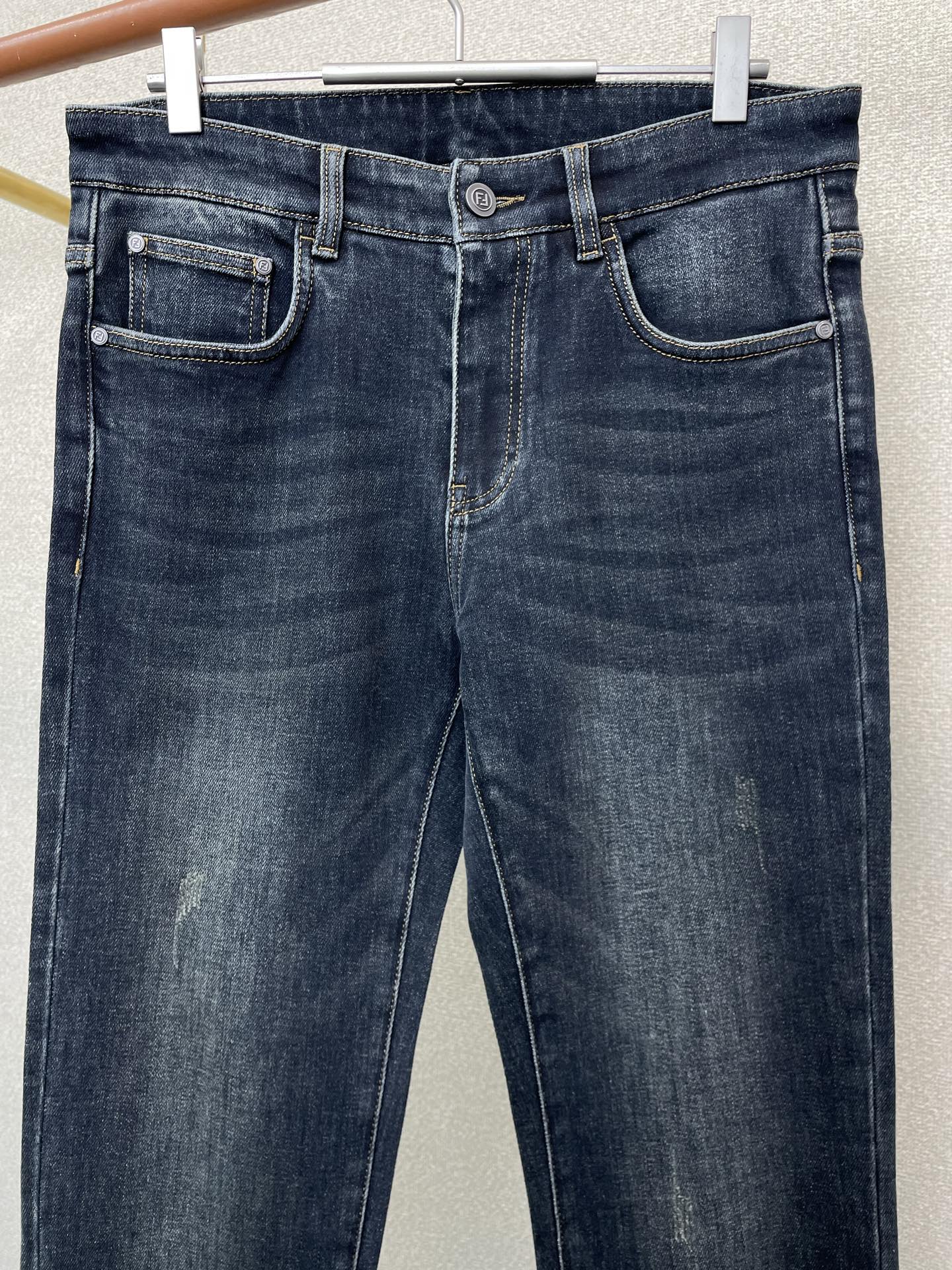 。FENDI芬迪💥砸锅卖铁都要上的新款新款休闲牛仔裤👖 高端版本！专柜定制面料 透气舒适度高，细节无可挑