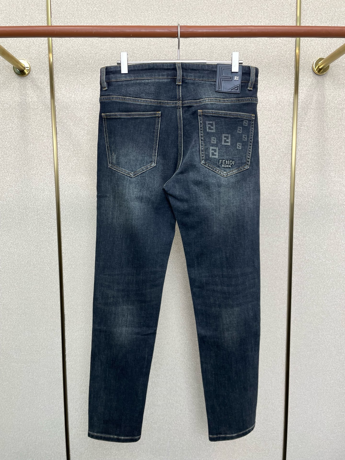 。FENDI芬迪💥砸锅卖铁都要上的新款新款休闲牛仔裤👖 高端版本！专柜定制面料 透气舒适度高，细节无可挑