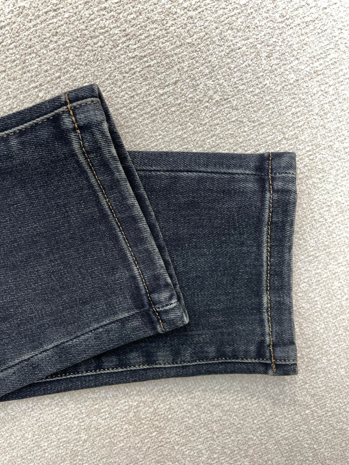 。FENDI芬迪💥砸锅卖铁都要上的新款新款休闲牛仔裤👖 高端版本！专柜定制面料 透气舒适度高，细节无可挑