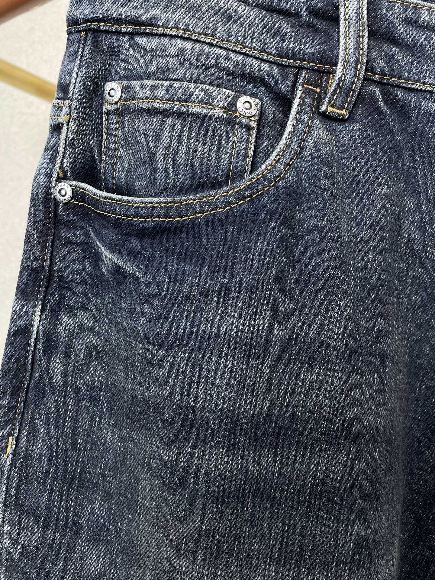 。Dolce&Gabbana杜嘉班纳💥砸锅卖铁都要上的新款！新款休闲牛仔裤👖 高端版本！专柜定制面料 透