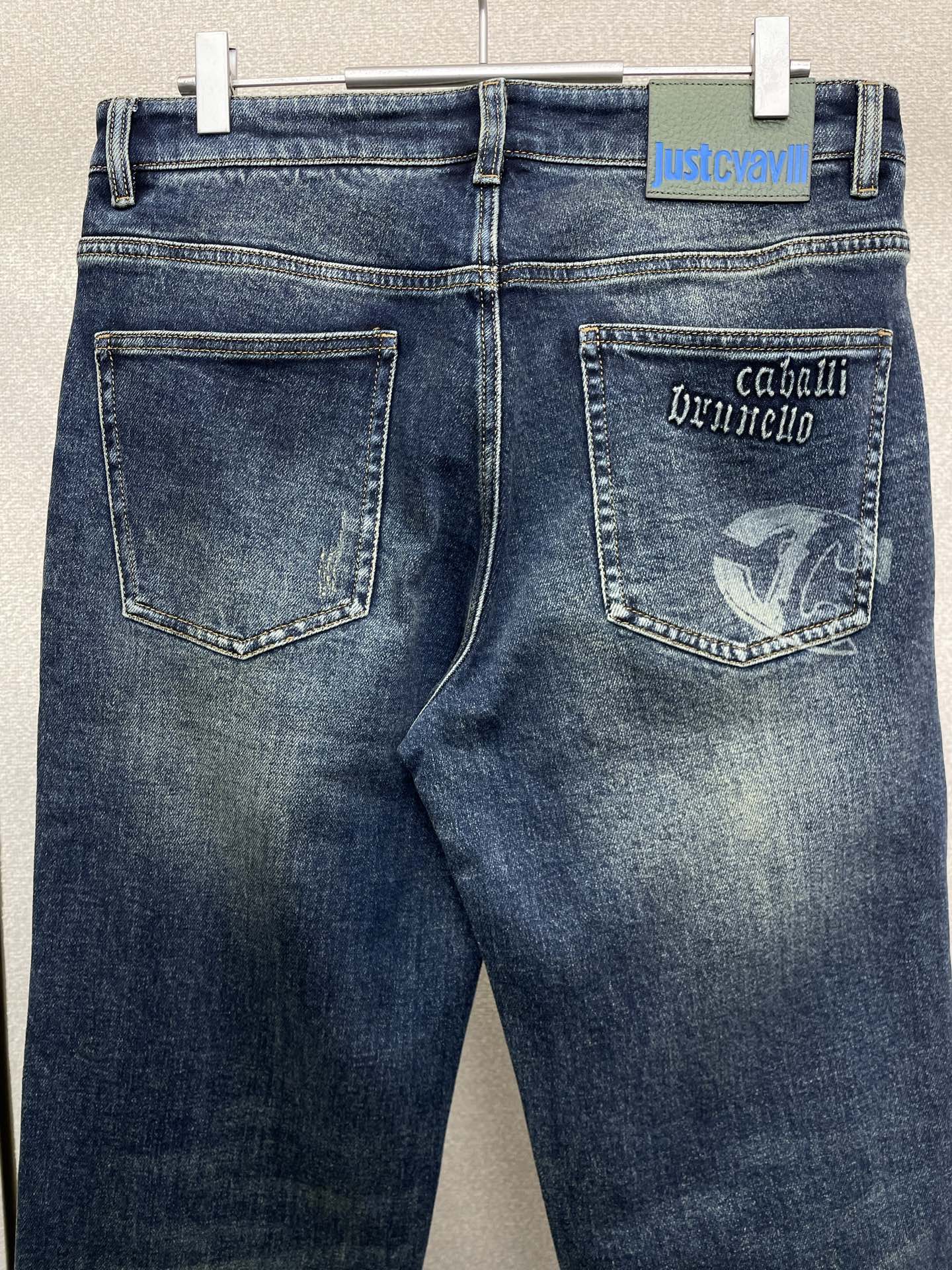 。Cavalli卡沃利💥砸锅卖铁都要上的新款新款休闲牛仔裤👖 高端版本！专柜定制面料 透气舒适度高，细节