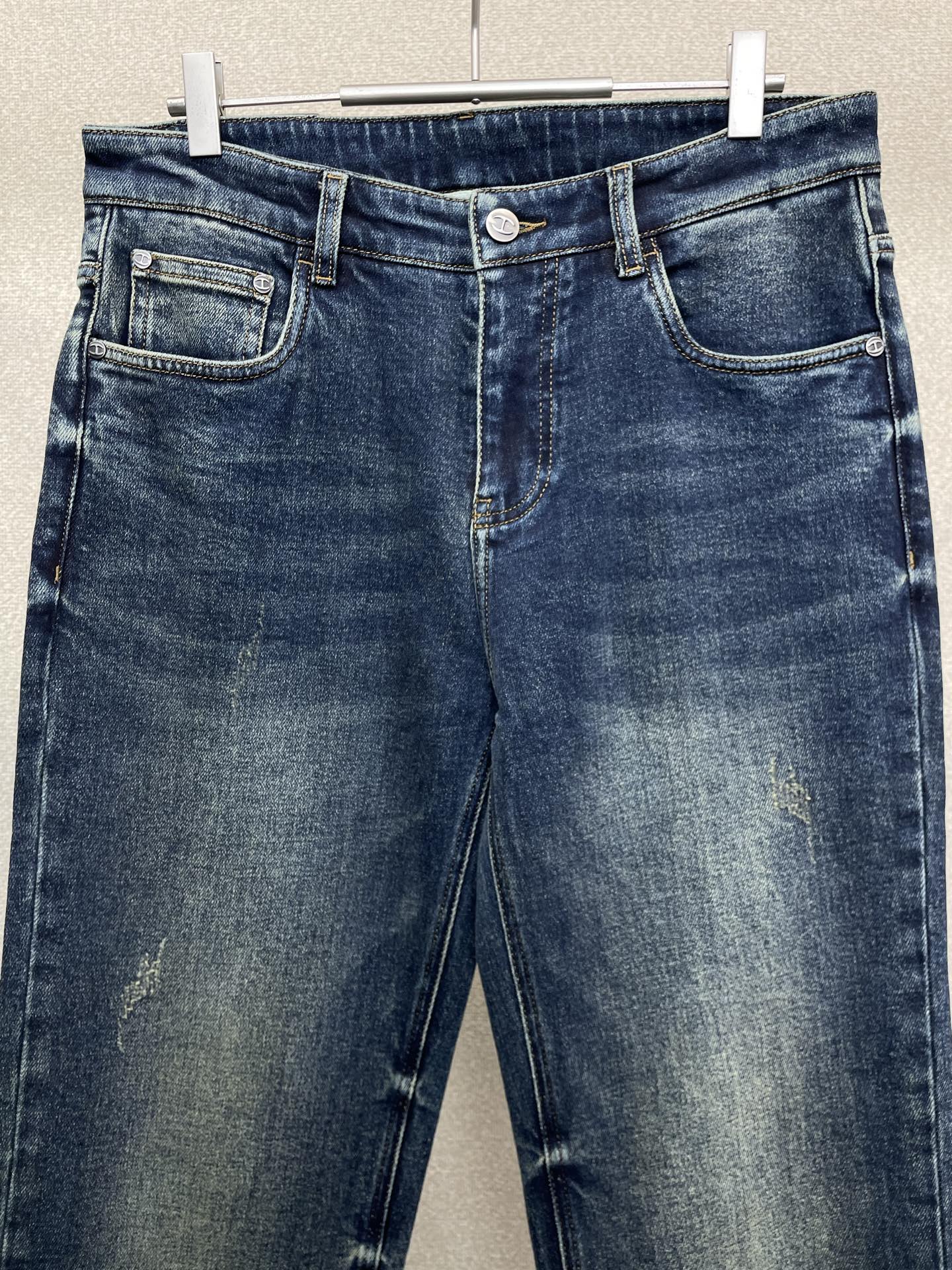 。Cavalli卡沃利💥砸锅卖铁都要上的新款新款休闲牛仔裤👖 高端版本！专柜定制面料 透气舒适度高，细节