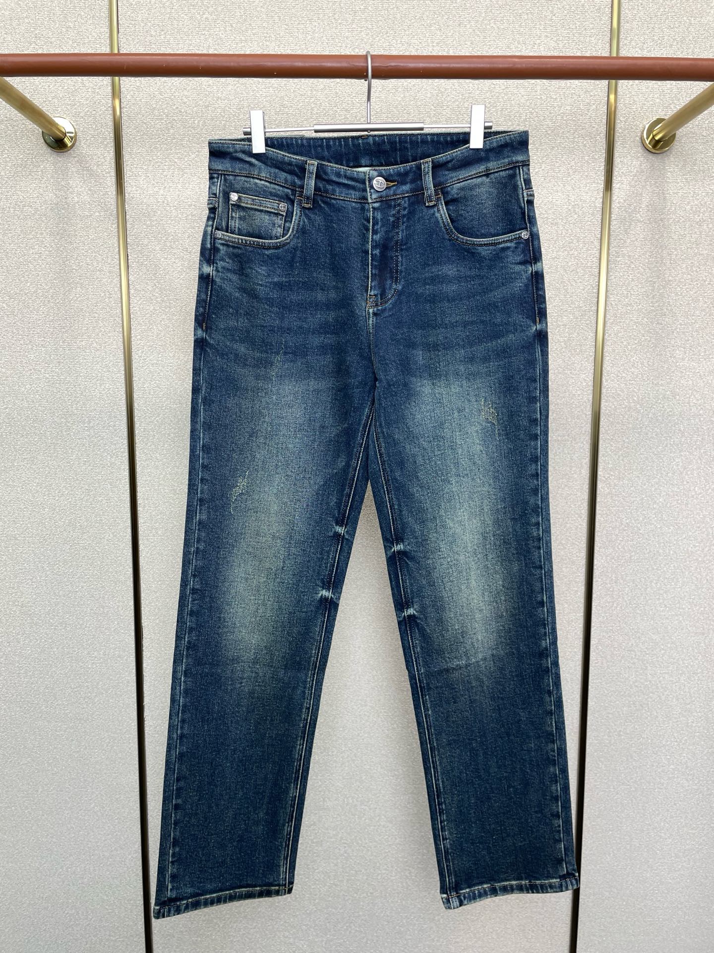 NO:656839,.Cavalli Cavalli’s exclusive new casual jeans high-end version!  Custom-made fabrics at the counter are highly breathable and comfortable, with impeccable details and brand element design concepts, reflecting high quality. It feels delicate and soft!  It presents a casual cut and the upper body shape is awesome!  Code number 29-36,,jeans,alexander wang19860909.Cavalli卡沃利独家专供新款休闲牛仔裤 高端版本！专柜定制面料 透气舒适度高,细节无可挑剔,品牌元素设计理念,体现高品质.手感细腻柔软！呈现休闲裁剪,上身版型超赞！码数29-36,,jeans,alexander wang,Men's clothing