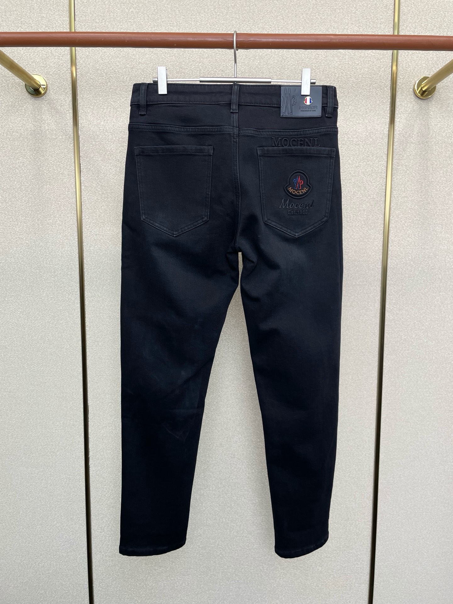 。Moncler蒙口💥砸锅卖铁都要上的新款！新款休闲牛仔裤👖 高端版本！专柜定制面料 透气舒适度高，细节