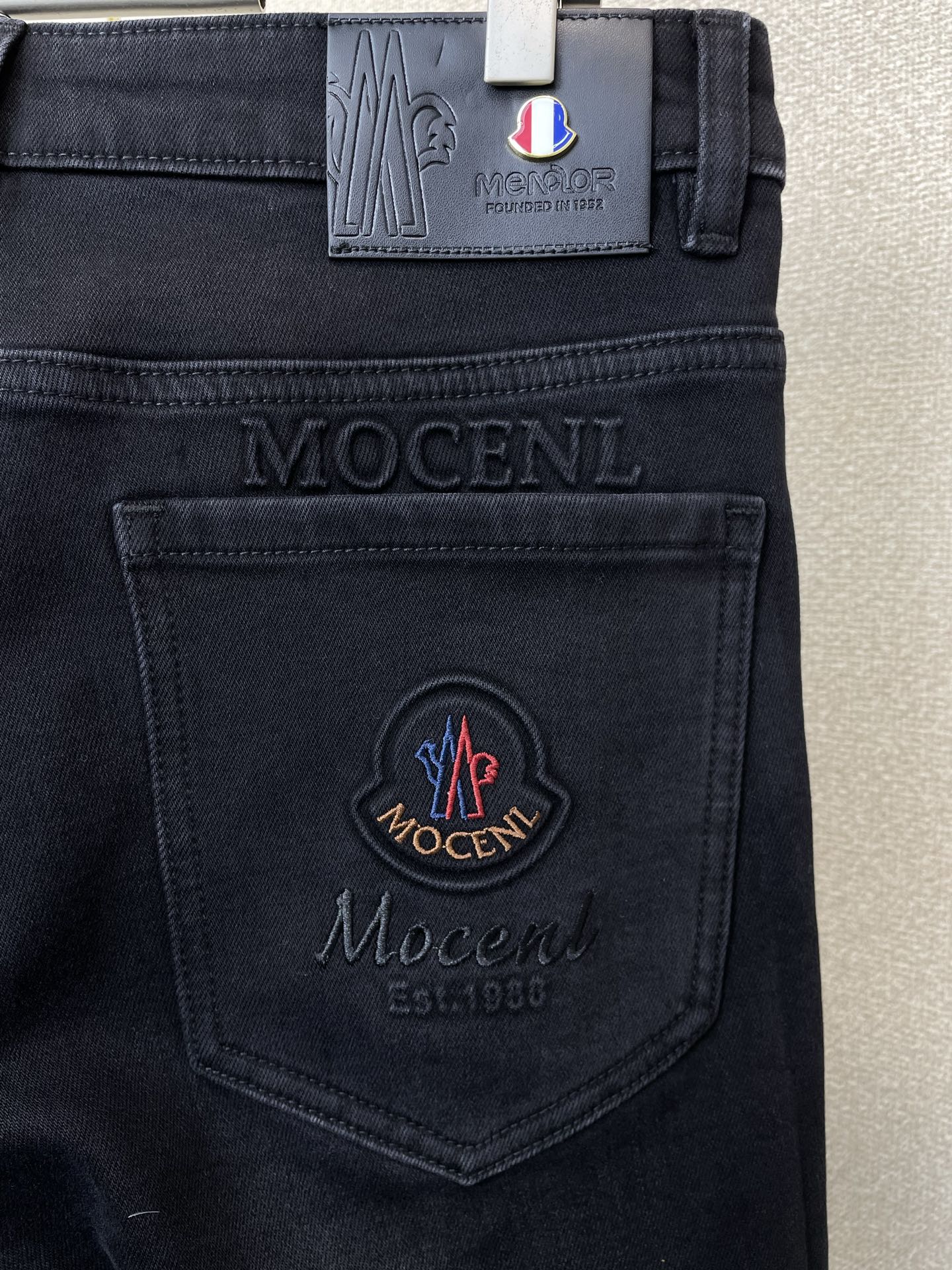 。Moncler蒙口💥砸锅卖铁都要上的新款！新款休闲牛仔裤👖 高端版本！专柜定制面料 透气舒适度高，细节