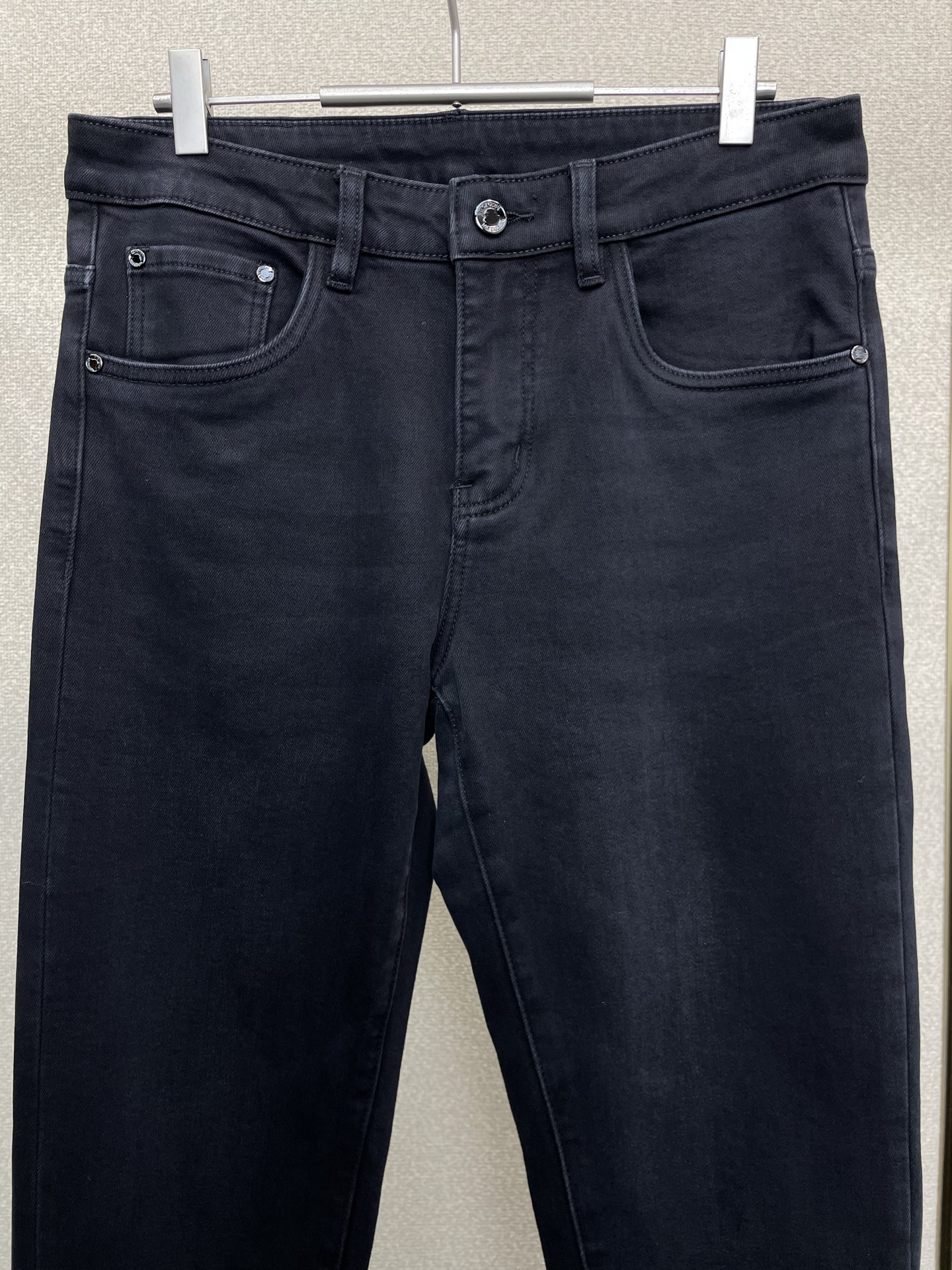 。Moncler蒙口💥砸锅卖铁都要上的新款！新款休闲牛仔裤👖 高端版本！专柜定制面料 透气舒适度高，细节