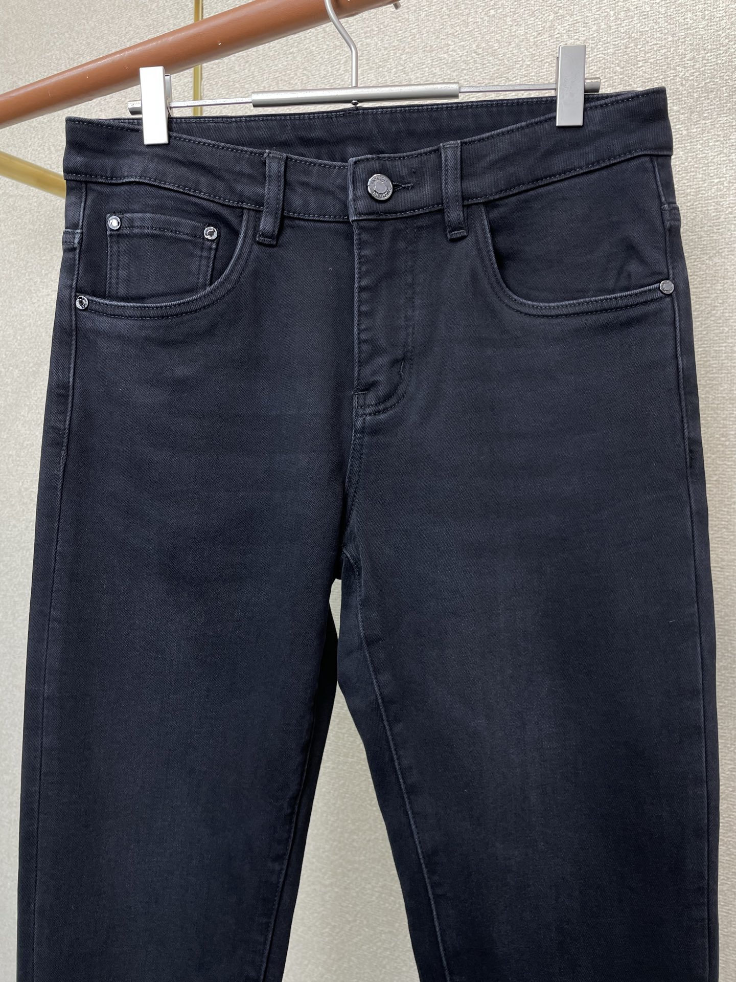 。Moncler蒙口💥砸锅卖铁都要上的新款！新款休闲牛仔裤👖 高端版本！专柜定制面料 透气舒适度高，细节