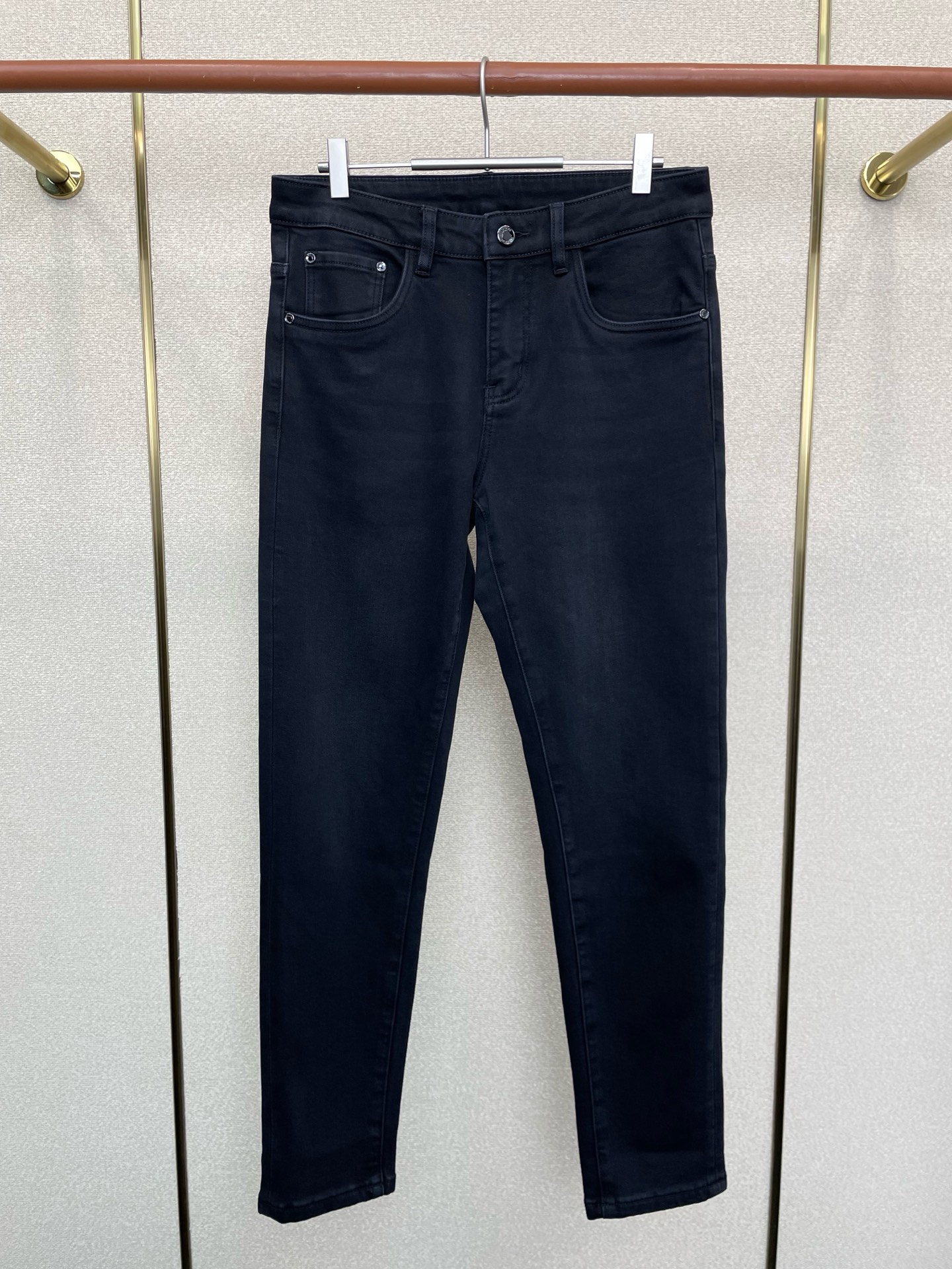 NO:654499,.Moncler’s exclusive high-end version of new casual jeans!  Custom-made fabrics at the counter are highly breathable and comfortable, with impeccable details and brand element design concepts, reflecting high quality. It feels delicate and soft!  It presents a casual cut and the upper body shape is awesome!  Size 29-38,,Moncler,jeans,alexander wang19860909.Moncler蒙口独家专供新款休闲牛仔裤 高端版本！专柜定制面料 透气舒适度高,细节无可挑剔,品牌元素设计理念,体现高品质.手感细腻柔软！呈现休闲裁剪,上身版型超赞！码数29-38,,Moncler,jeans,alexander wang,Men's clothing