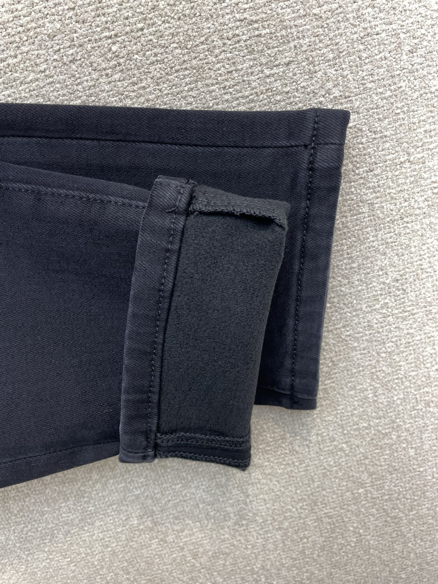 。Moncler蒙口💥砸锅卖铁都要上的新款！新款休闲牛仔裤👖 高端版本！专柜定制面料 透气舒适度高，细节