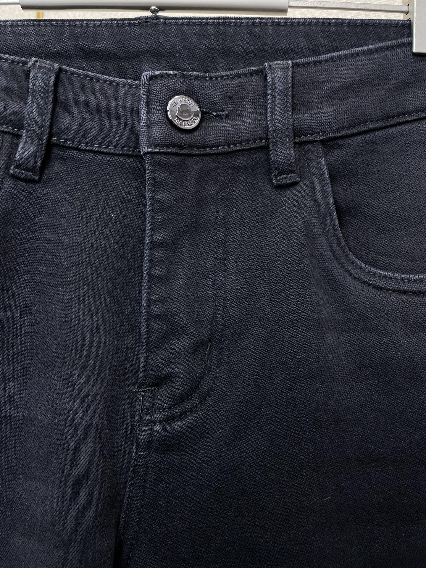 。Moncler蒙口💥砸锅卖铁都要上的新款！新款休闲牛仔裤👖 高端版本！专柜定制面料 透气舒适度高，细节