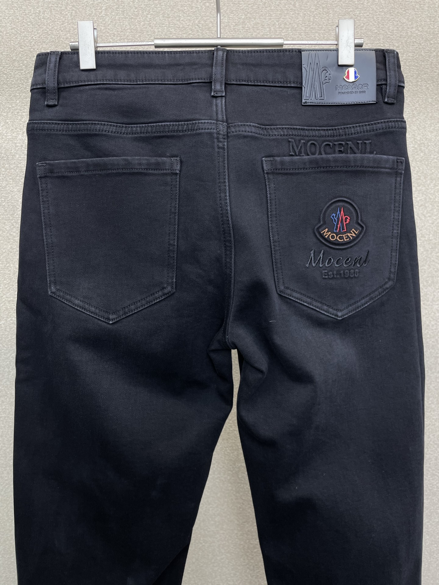 。Moncler蒙口💥砸锅卖铁都要上的新款！新款休闲牛仔裤👖 高端版本！专柜定制面料 透气舒适度高，细节