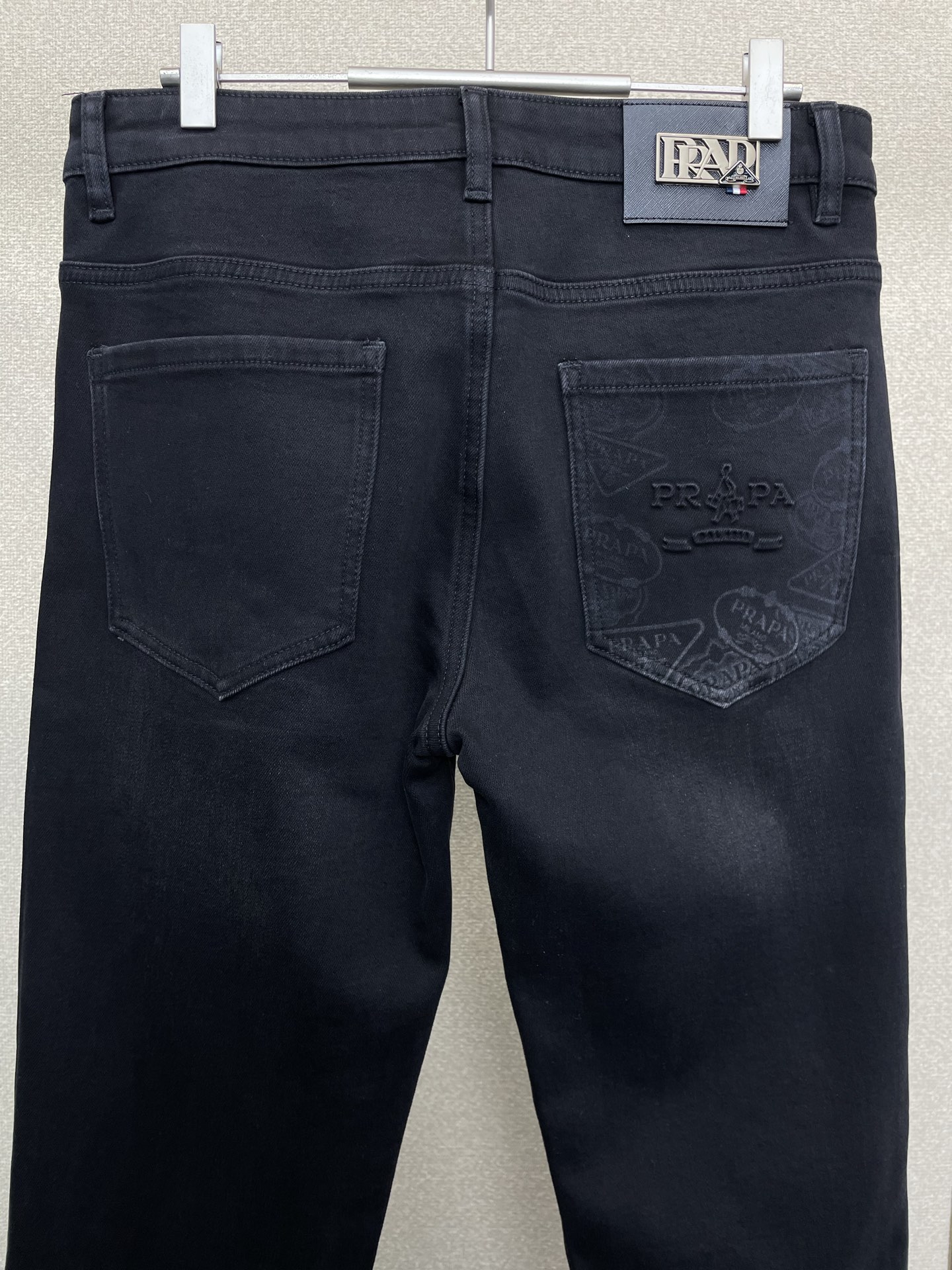 。Prada普拉达💥砸锅卖铁都要上的新款新款休闲牛仔裤👖 高端版本！专柜定制面料 透气舒适度高，细节无可