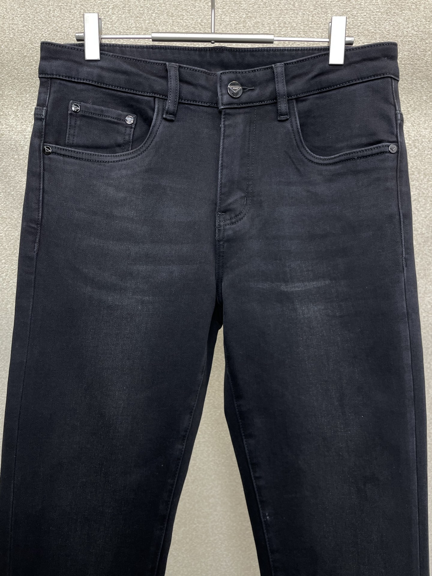 。Prada普拉达💥砸锅卖铁都要上的新款新款休闲牛仔裤👖 高端版本！专柜定制面料 透气舒适度高，细节无可