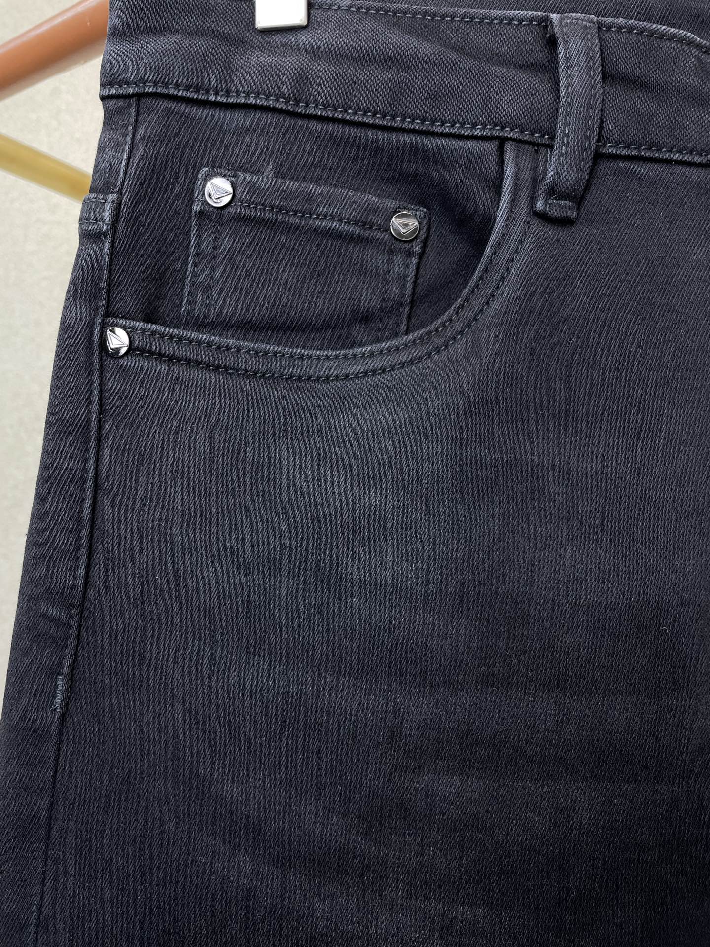 。Prada普拉达💥砸锅卖铁都要上的新款新款休闲牛仔裤👖 高端版本！专柜定制面料 透气舒适度高，细节无可