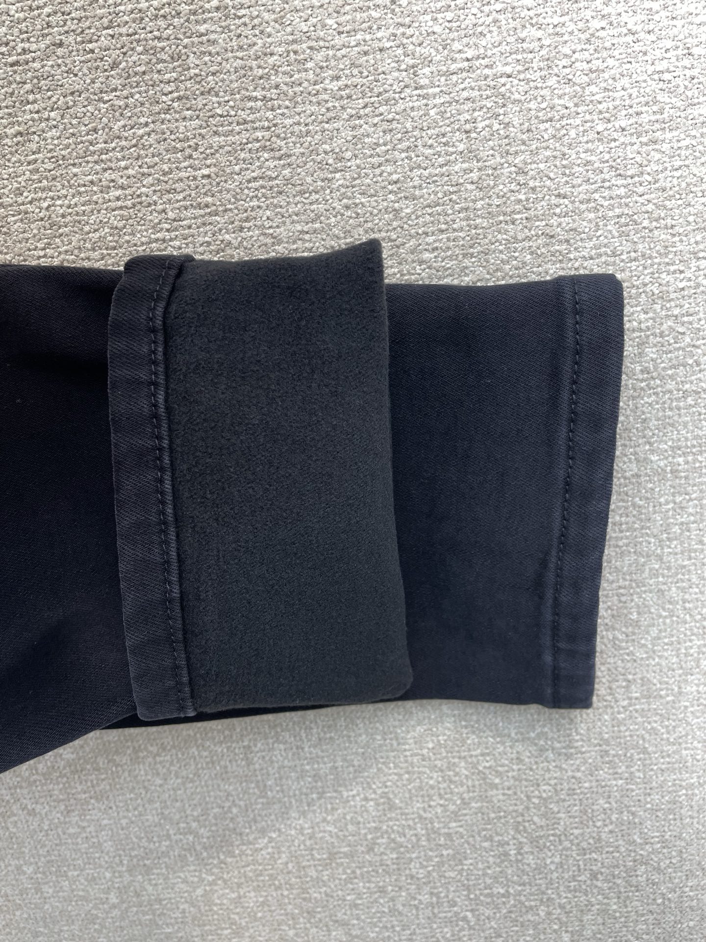 。Prada普拉达💥砸锅卖铁都要上的新款新款休闲牛仔裤👖 高端版本！专柜定制面料 透气舒适度高，细节无可