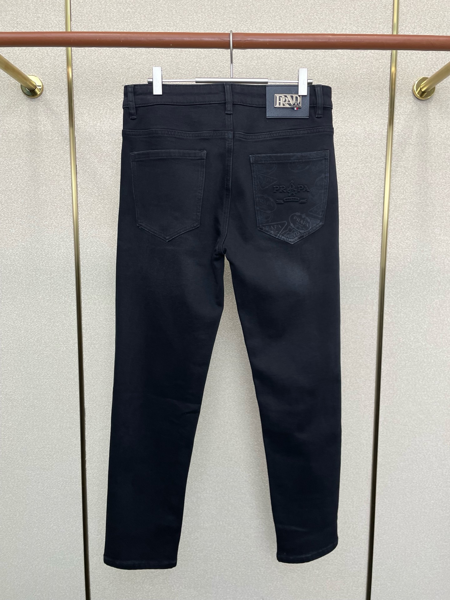 。Prada普拉达💥砸锅卖铁都要上的新款新款休闲牛仔裤👖 高端版本！专柜定制面料 透气舒适度高，细节无可