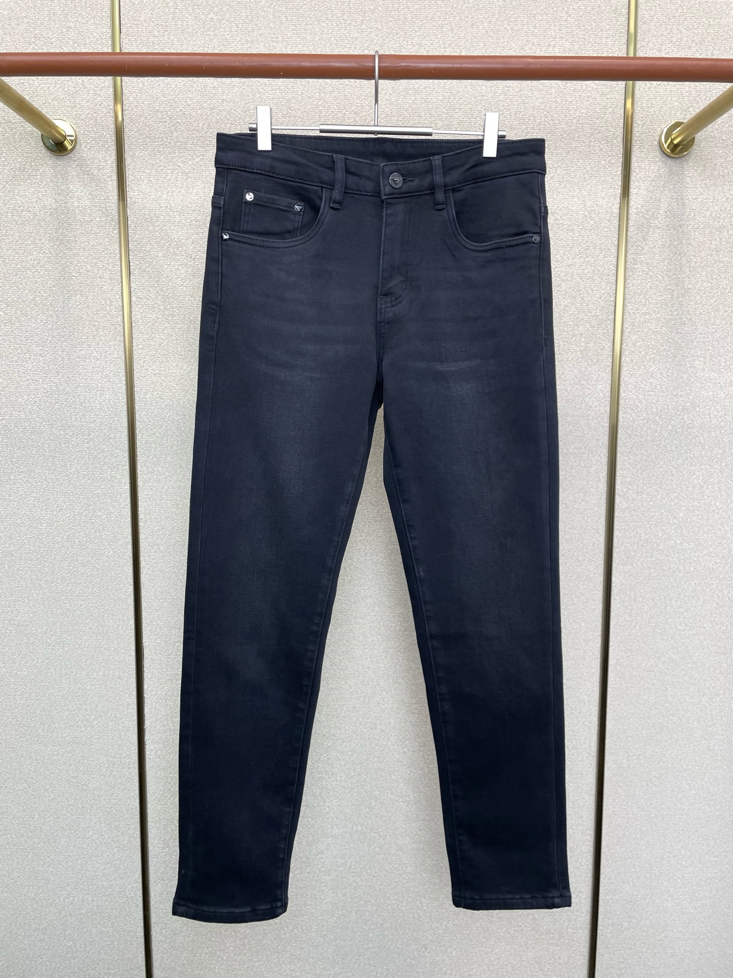 NO:656859,.Prada exclusive new casual jeans high-end version!  Custom-made fabrics at the counter are highly breathable and comfortable, with impeccable details and brand element design concepts, reflecting high quality. It feels delicate and soft!  It presents a casual cut and the upper body shape is awesome!  Code number 29-38,,prada,prada,jeans,alexander wang19860909.Prada普拉达独家专供新款休闲牛仔裤 高端版本！专柜定制面料 透气舒适度高,细节无可挑剔,品牌元素设计理念,体现高品质.手感细腻柔软！呈现休闲裁剪,上身版型超赞！码数29-38,,prada,prada,jeans,alexander wang,Men's clothing