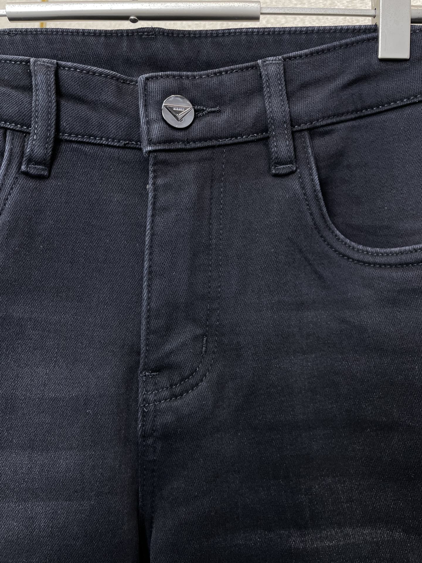 。Prada普拉达💥砸锅卖铁都要上的新款新款休闲牛仔裤👖 高端版本！专柜定制面料 透气舒适度高，细节无可