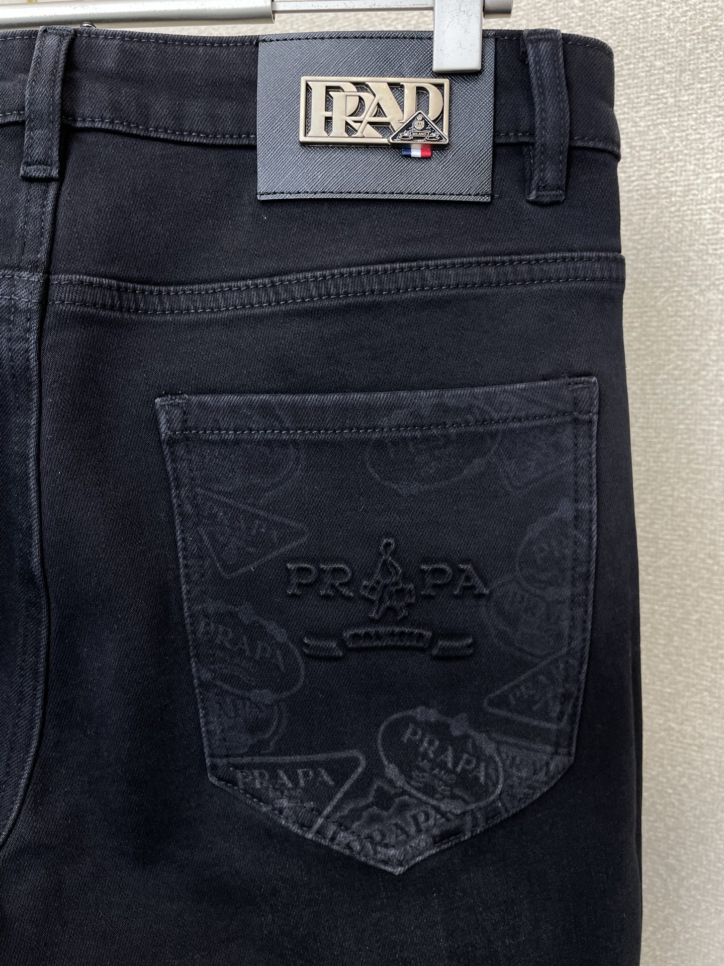 。Prada普拉达💥砸锅卖铁都要上的新款新款休闲牛仔裤👖 高端版本！专柜定制面料 透气舒适度高，细节无可