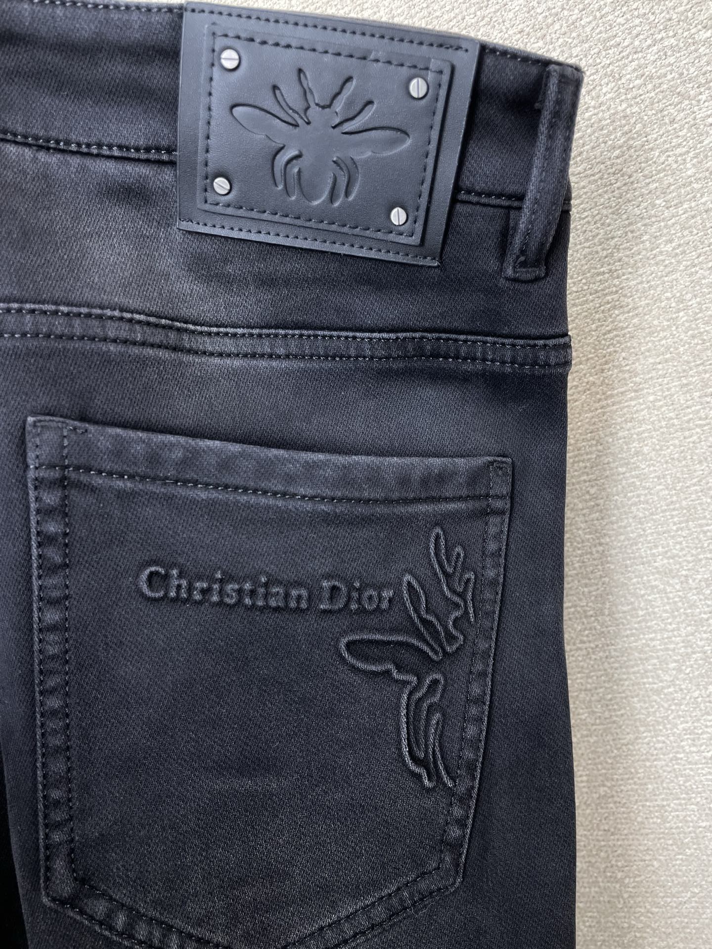 。Dior迪奥💥砸锅卖铁都要上的新款！新款休闲牛仔裤👖 高端版本！专柜定制面料 透气舒适度高，细节无可挑