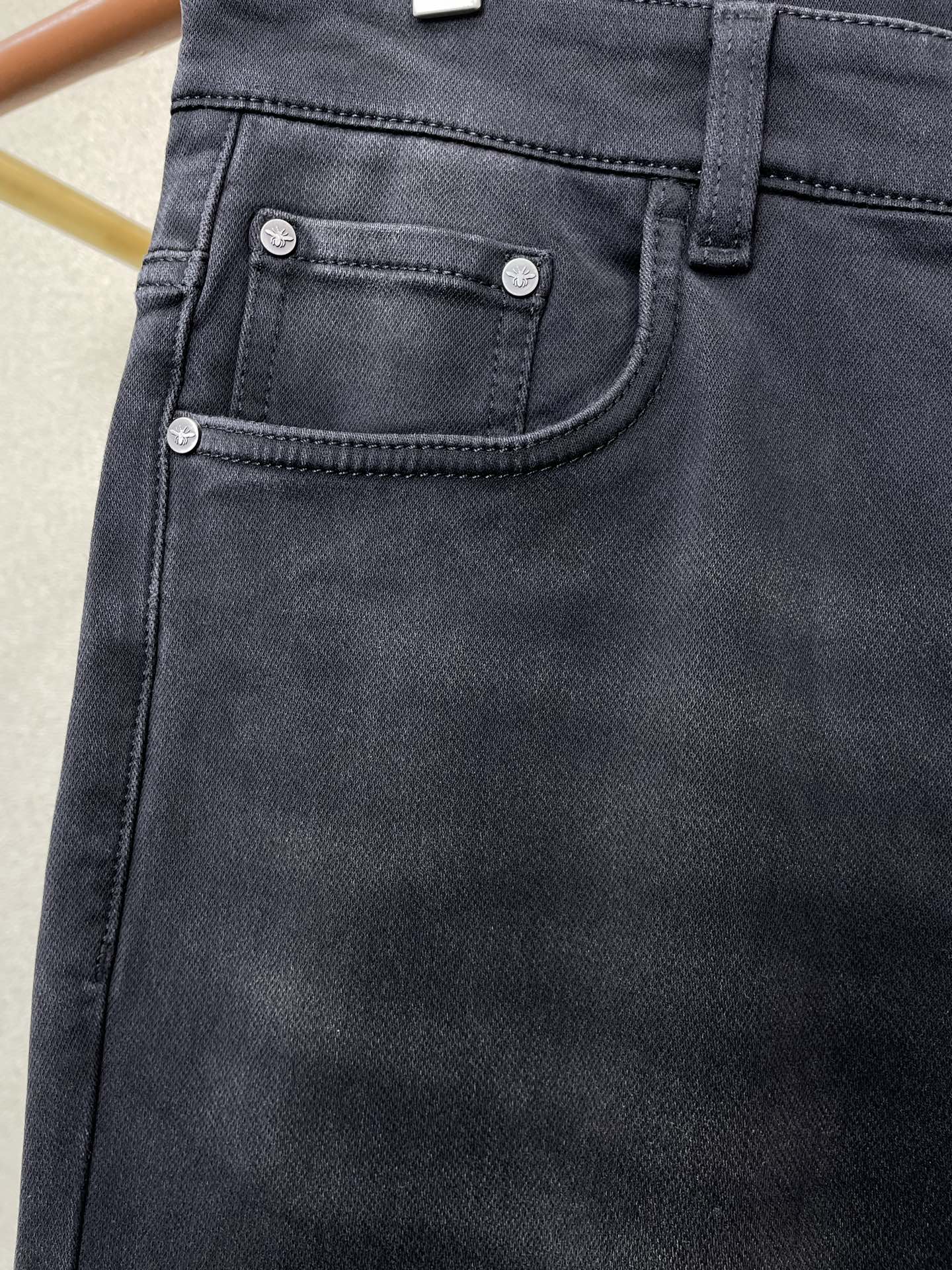 。Dior迪奥💥砸锅卖铁都要上的新款！新款休闲牛仔裤👖 高端版本！专柜定制面料 透气舒适度高，细节无可挑