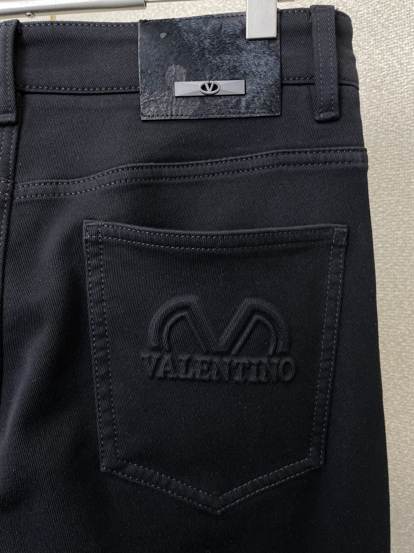 。VALENTINO华伦天奴💥砸锅卖铁都要上的新款新款休闲牛仔裤👖 高端版本！专柜定制面料 透气舒适度高