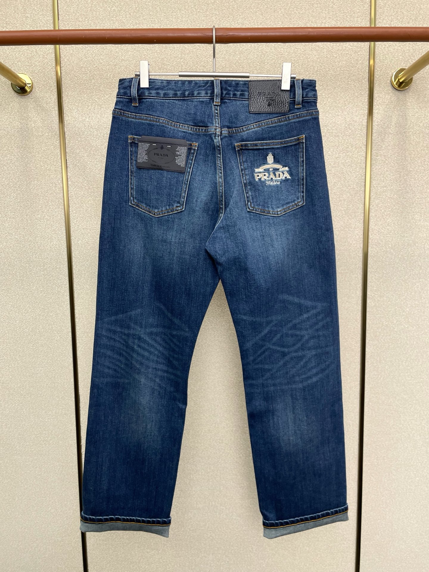 。Prada普拉达💥砸锅卖铁都要上的新款！新款休闲牛仔裤👖 高端版本！专柜定制面料 透气舒适度高，细节无