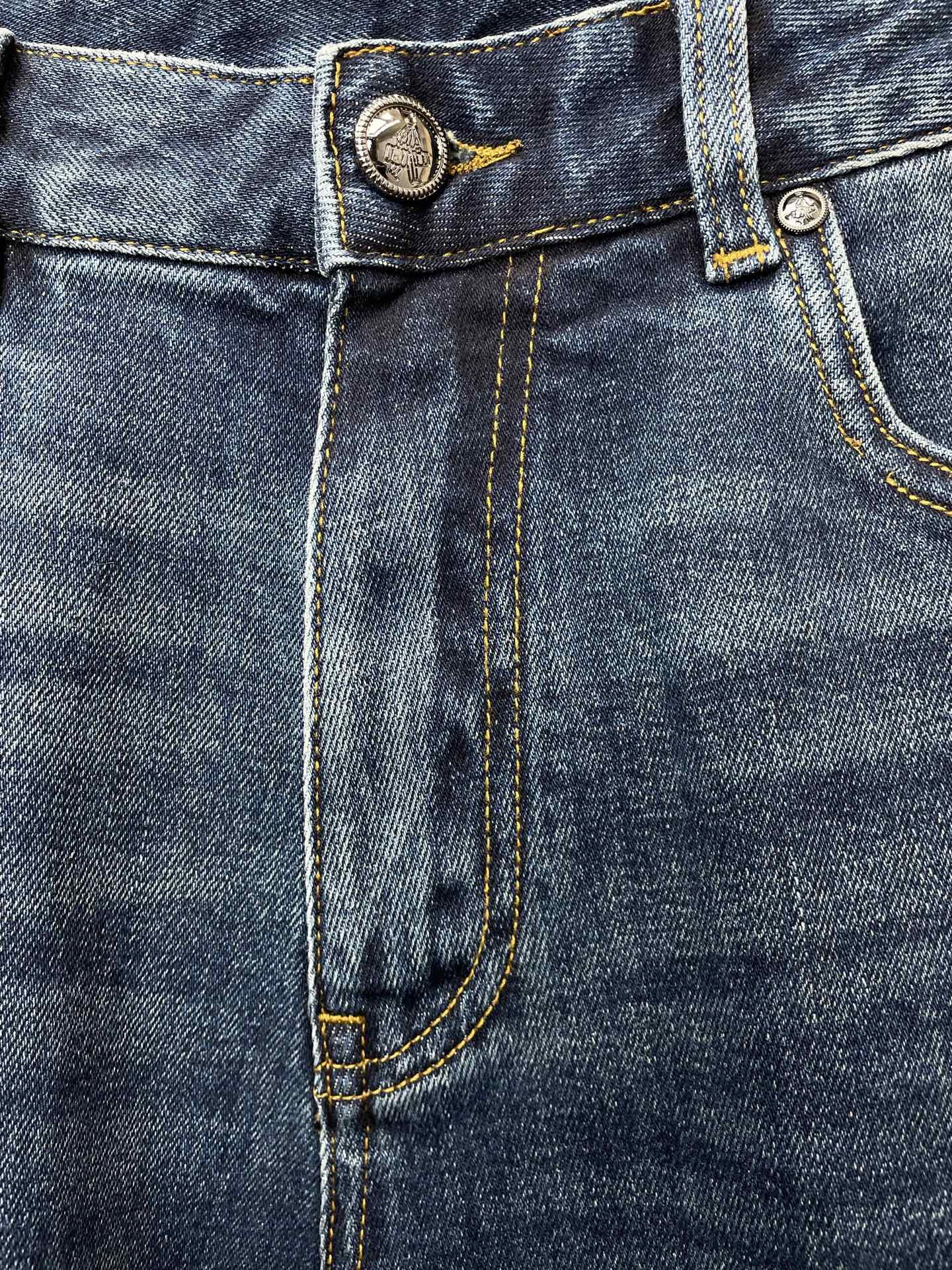 。Prada普拉达💥砸锅卖铁都要上的新款！新款休闲牛仔裤👖 高端版本！专柜定制面料 透气舒适度高，细节无