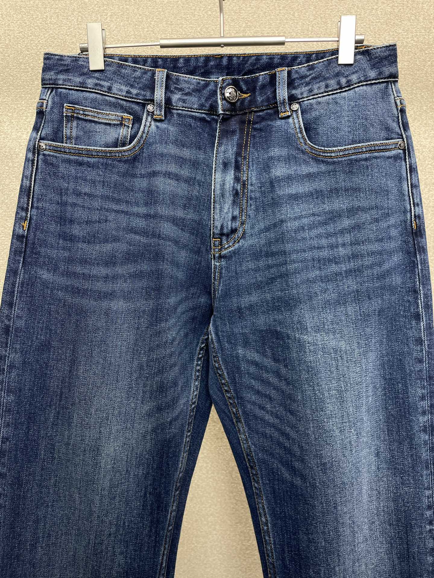 。Prada普拉达💥砸锅卖铁都要上的新款！新款休闲牛仔裤👖 高端版本！专柜定制面料 透气舒适度高，细节无