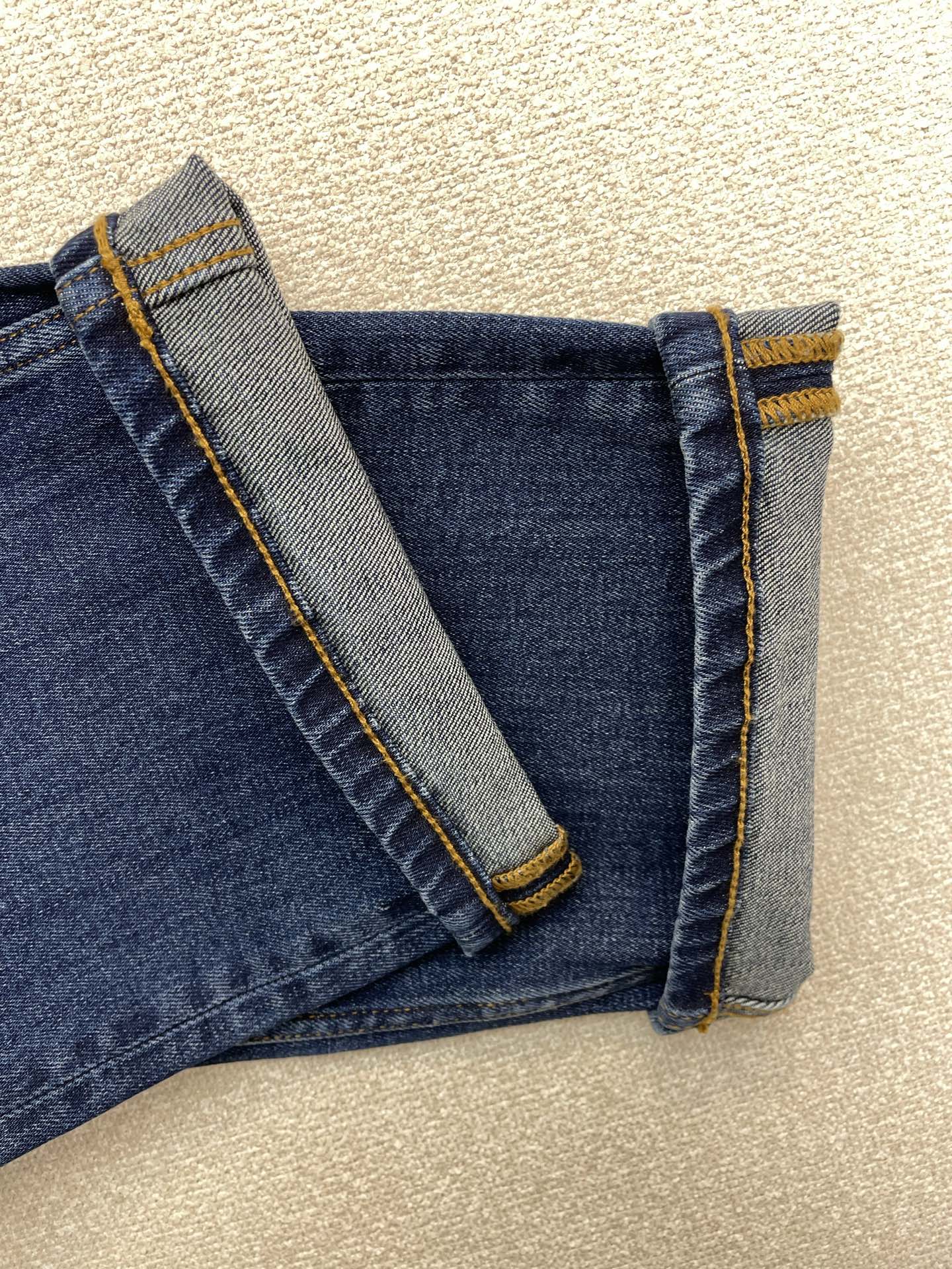 。Prada普拉达💥砸锅卖铁都要上的新款！新款休闲牛仔裤👖 高端版本！专柜定制面料 透气舒适度高，细节无