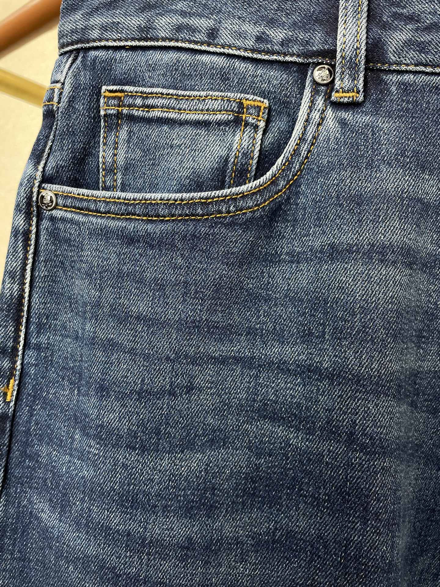 。Prada普拉达💥砸锅卖铁都要上的新款！新款休闲牛仔裤👖 高端版本！专柜定制面料 透气舒适度高，细节无