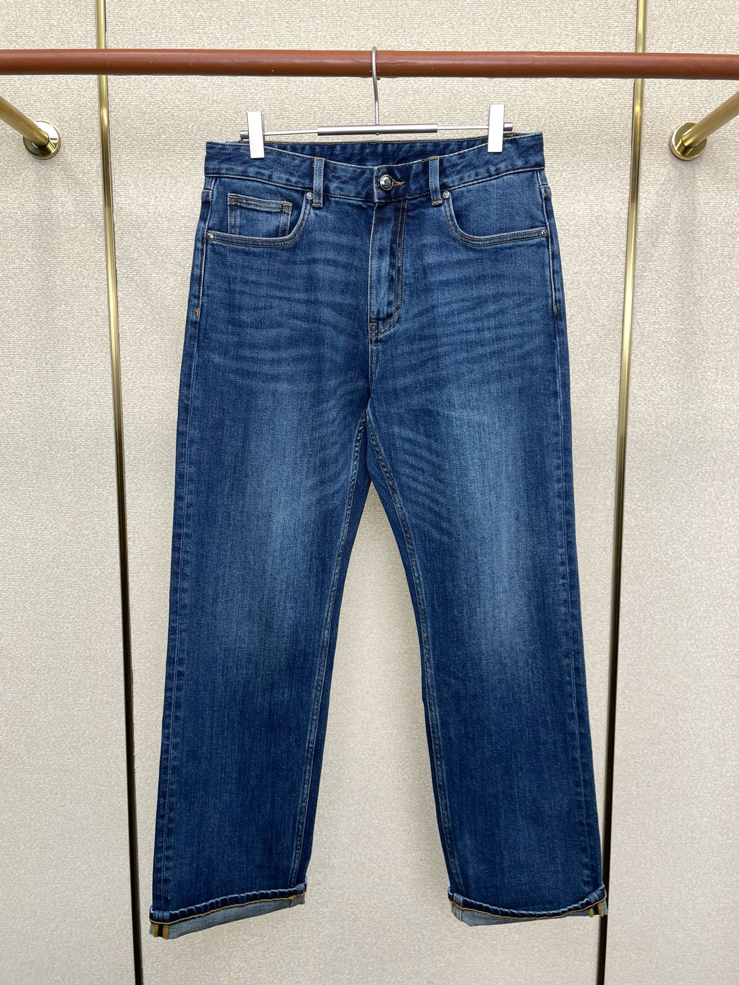 NO:654487,.Prada exclusive new casual jeans high-end version!  Custom-made fabrics at the counter are highly breathable and comfortable, with impeccable details and brand element design concepts, reflecting high quality. It feels delicate and soft!  It presents a casual cut and the upper body shape is awesome!  Code number 29-36,,prada,prada,jeans,alexander wang19860909.Prada普拉达独家专供新款休闲牛仔裤 高端版本！专柜定制面料 透气舒适度高,细节无可挑剔,品牌元素设计理念,体现高品质.手感细腻柔软！呈现休闲裁剪,上身版型超赞！码数29-36,,prada,prada,jeans,alexander wang,Men's clothing