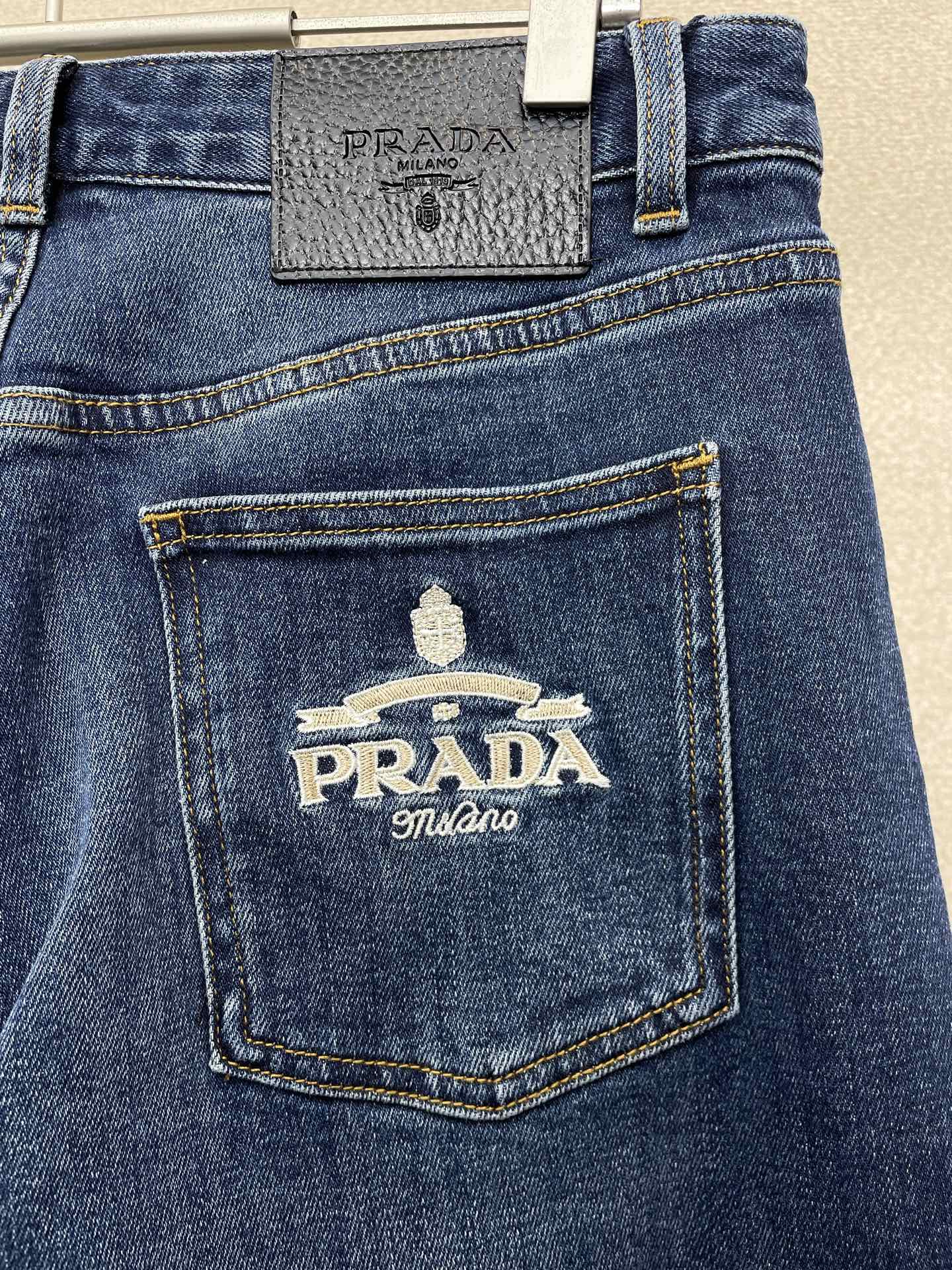 。Prada普拉达💥砸锅卖铁都要上的新款！新款休闲牛仔裤👖 高端版本！专柜定制面料 透气舒适度高，细节无