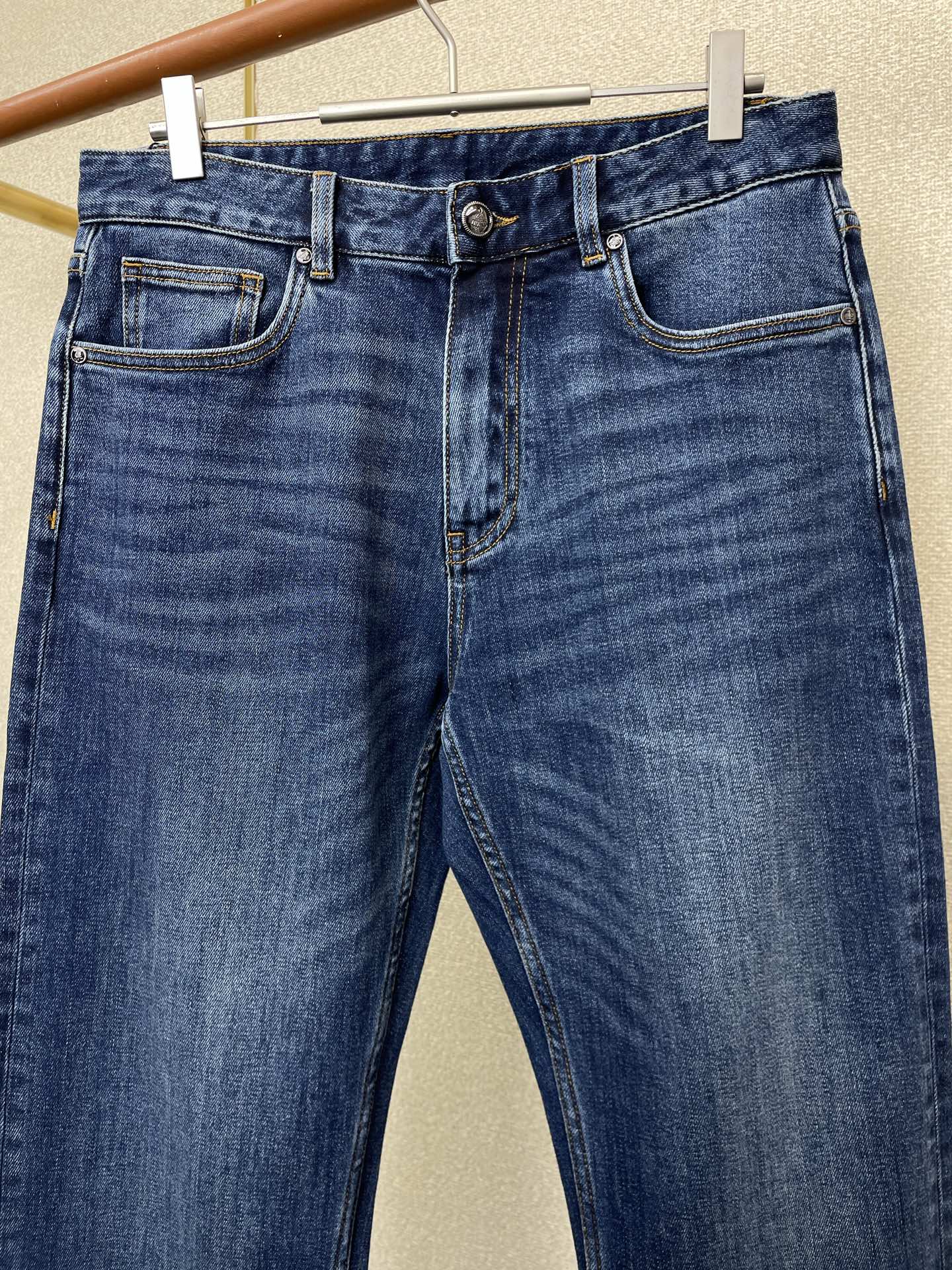 。Prada普拉达💥砸锅卖铁都要上的新款！新款休闲牛仔裤👖 高端版本！专柜定制面料 透气舒适度高，细节无