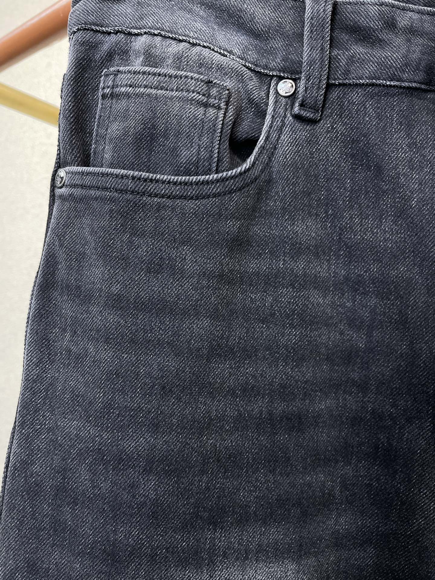 。Prada普拉达💥砸锅卖铁都要上的新款新款休闲牛仔裤👖 高端版本！专柜定制面料 透气舒适度高，细节无可