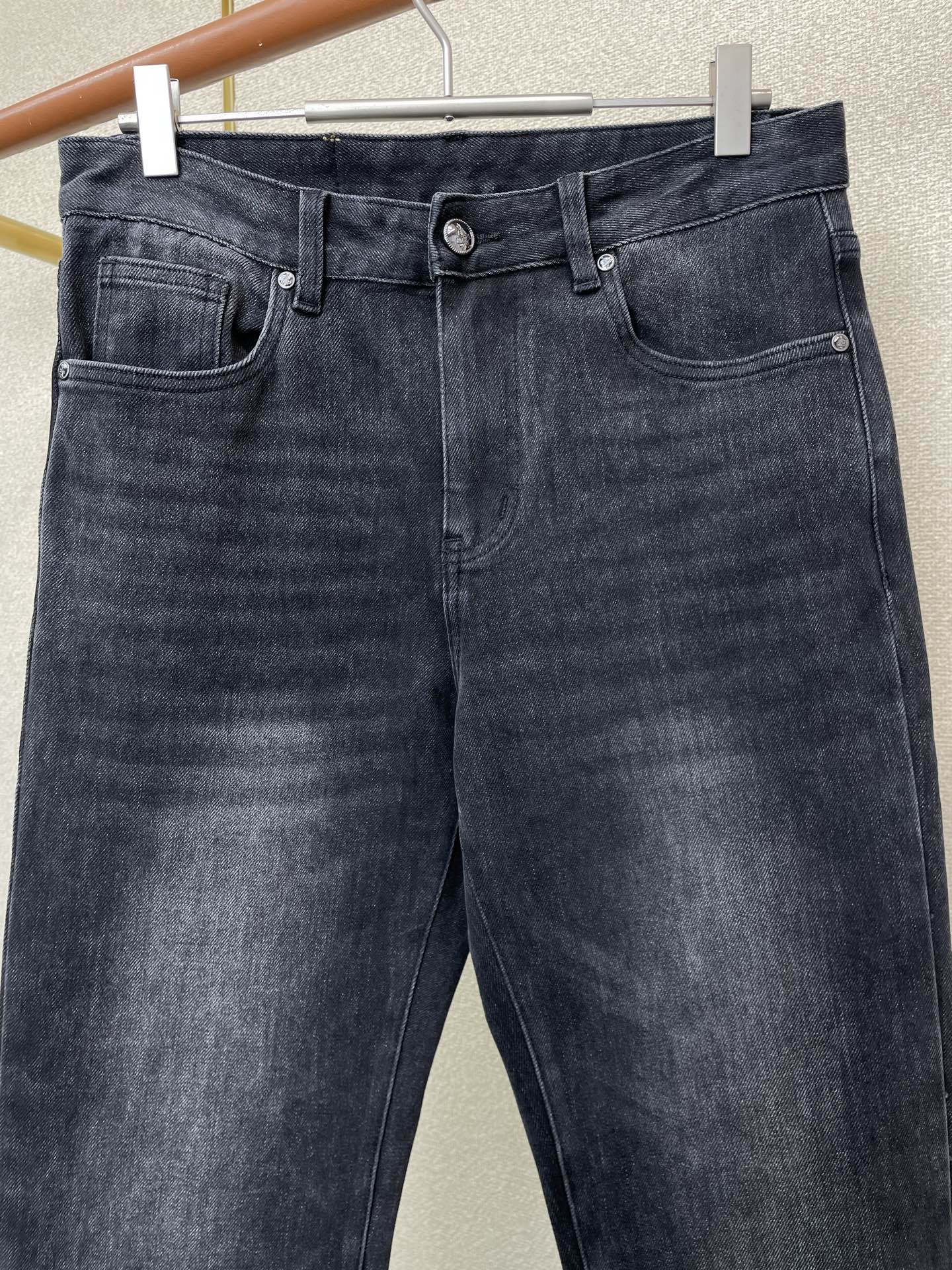 。Prada普拉达💥砸锅卖铁都要上的新款新款休闲牛仔裤👖 高端版本！专柜定制面料 透气舒适度高，细节无可