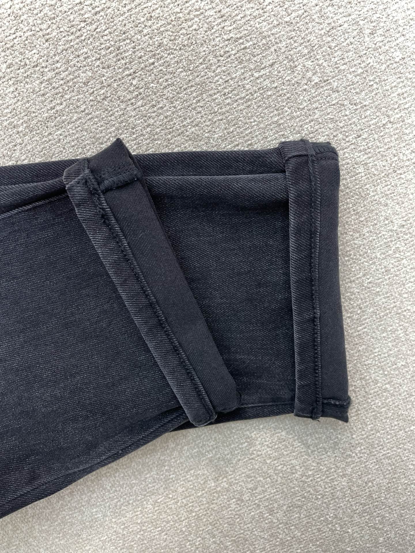 。Prada普拉达💥砸锅卖铁都要上的新款新款休闲牛仔裤👖 高端版本！专柜定制面料 透气舒适度高，细节无可