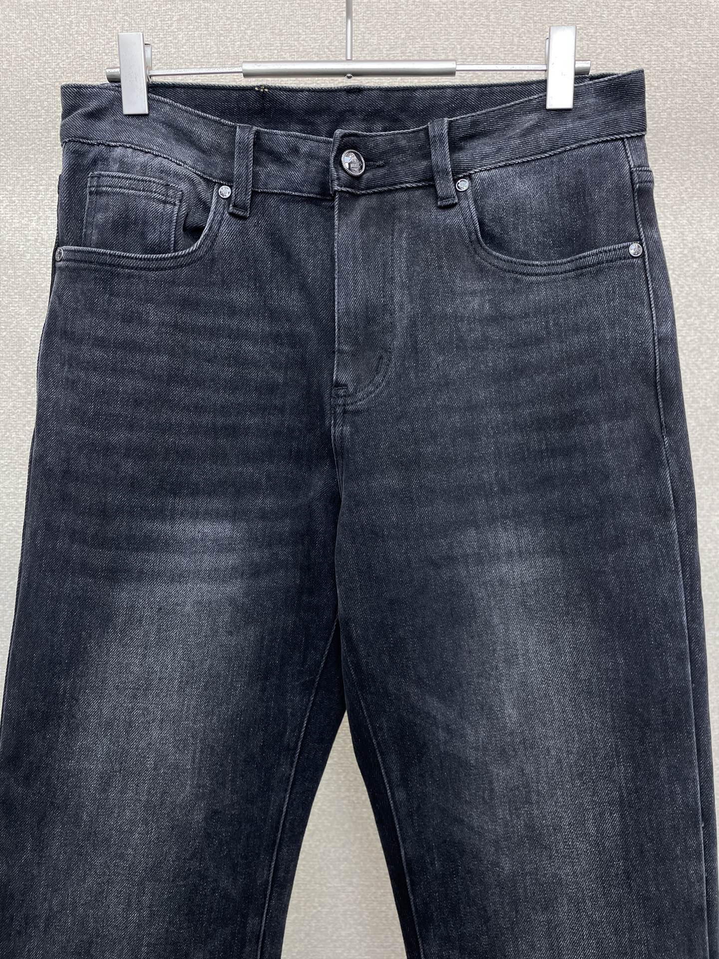 。Prada普拉达💥砸锅卖铁都要上的新款新款休闲牛仔裤👖 高端版本！专柜定制面料 透气舒适度高，细节无可