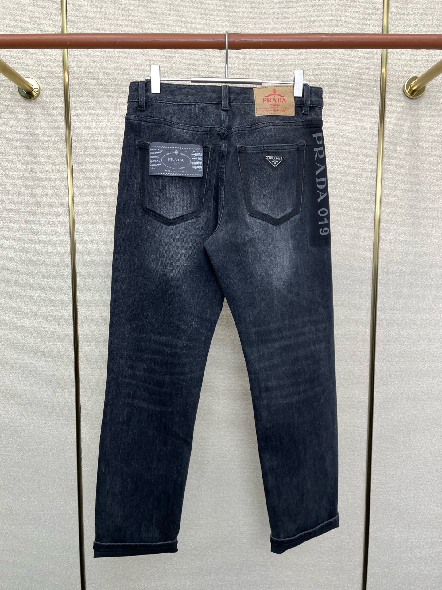 。Prada普拉达💥砸锅卖铁都要上的新款新款休闲牛仔裤👖 高端版本！专柜定制面料 透气舒适度高，细节无可