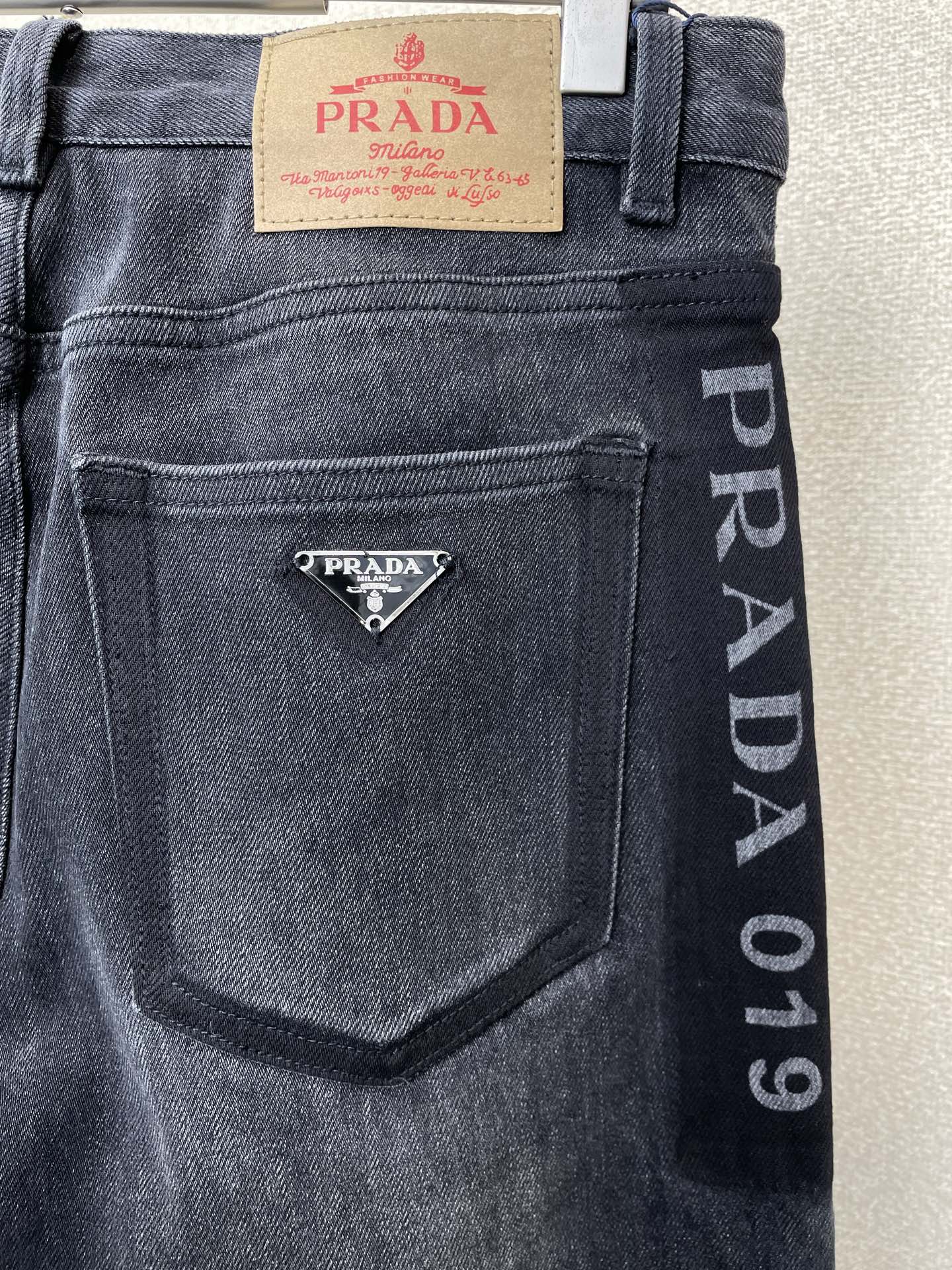 。Prada普拉达💥砸锅卖铁都要上的新款新款休闲牛仔裤👖 高端版本！专柜定制面料 透气舒适度高，细节无可