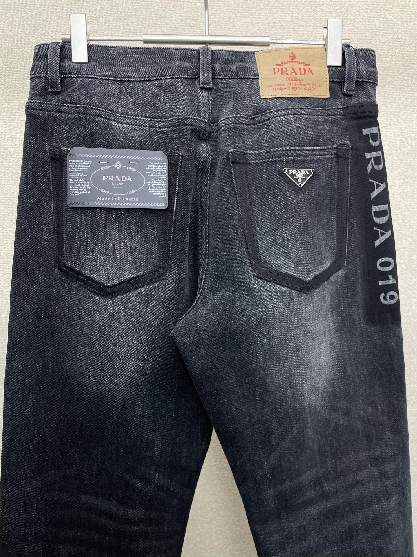 。Prada普拉达💥砸锅卖铁都要上的新款新款休闲牛仔裤👖 高端版本！专柜定制面料 透气舒适度高，细节无可