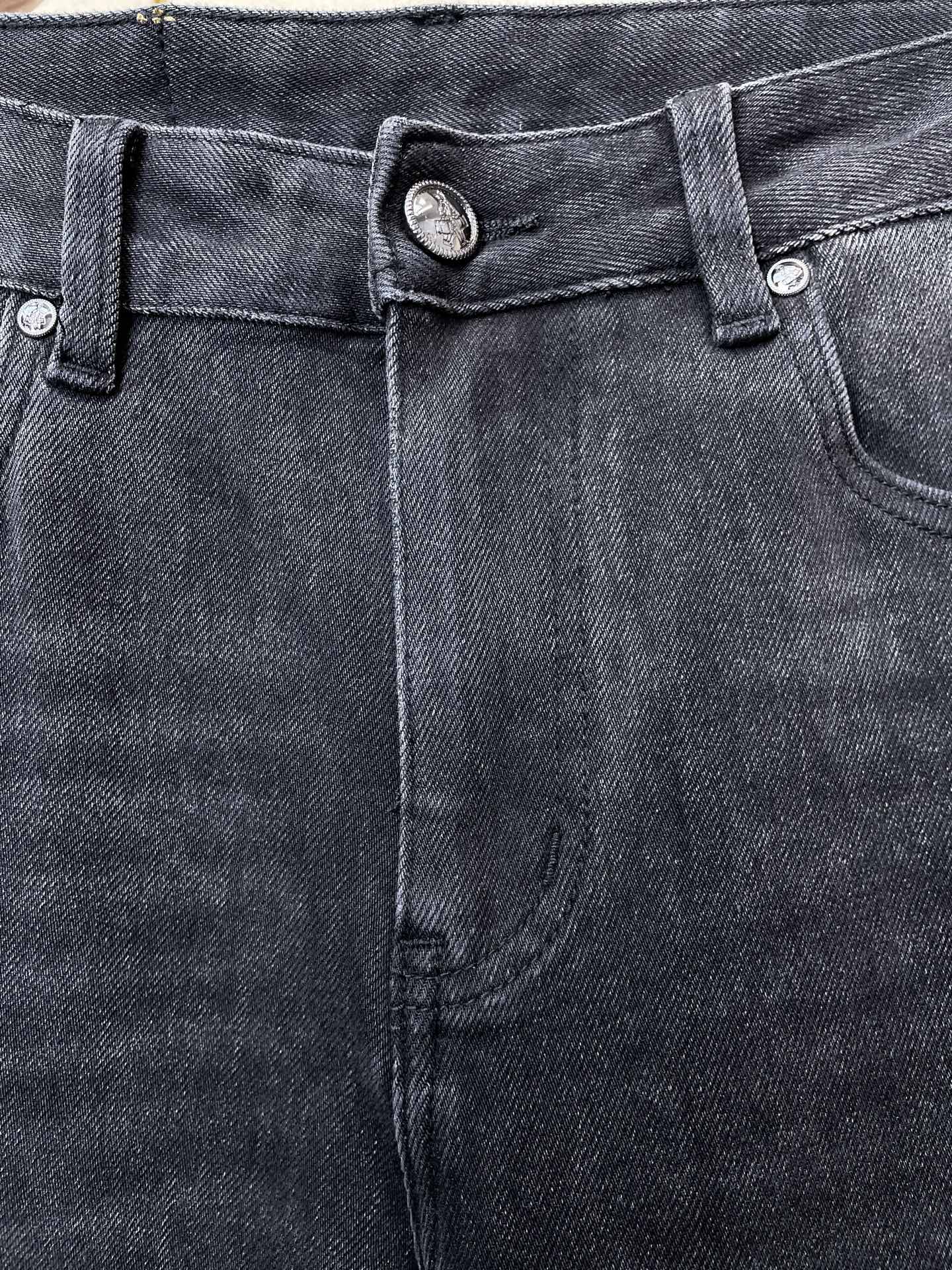 。Prada普拉达💥砸锅卖铁都要上的新款新款休闲牛仔裤👖 高端版本！专柜定制面料 透气舒适度高，细节无可