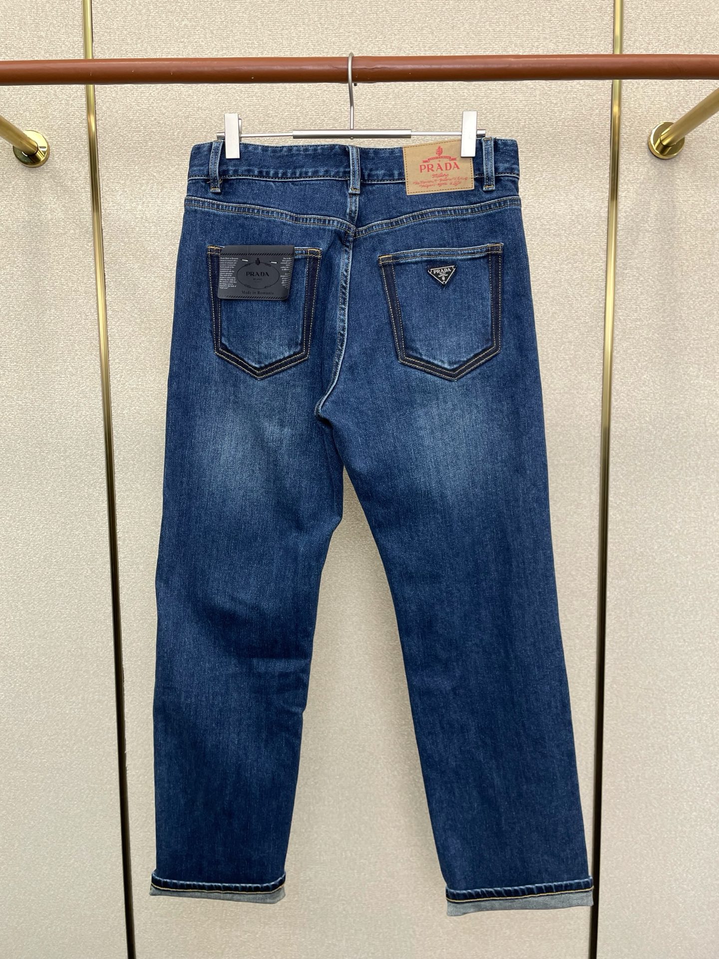 。Prada普拉达💥砸锅卖铁都要上的新款！新款休闲牛仔裤👖 高端版本！专柜定制面料 透气舒适度高，细节无