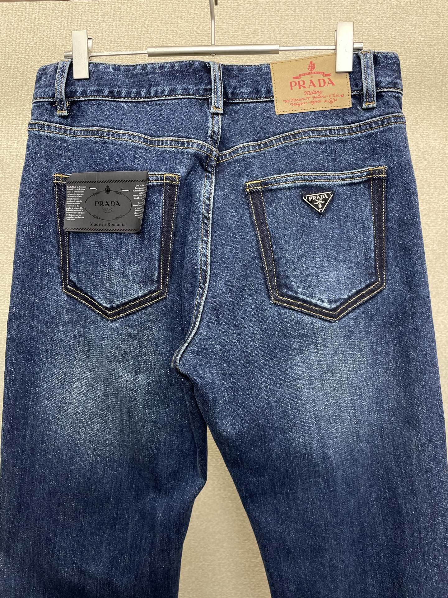 。Prada普拉达💥砸锅卖铁都要上的新款！新款休闲牛仔裤👖 高端版本！专柜定制面料 透气舒适度高，细节无