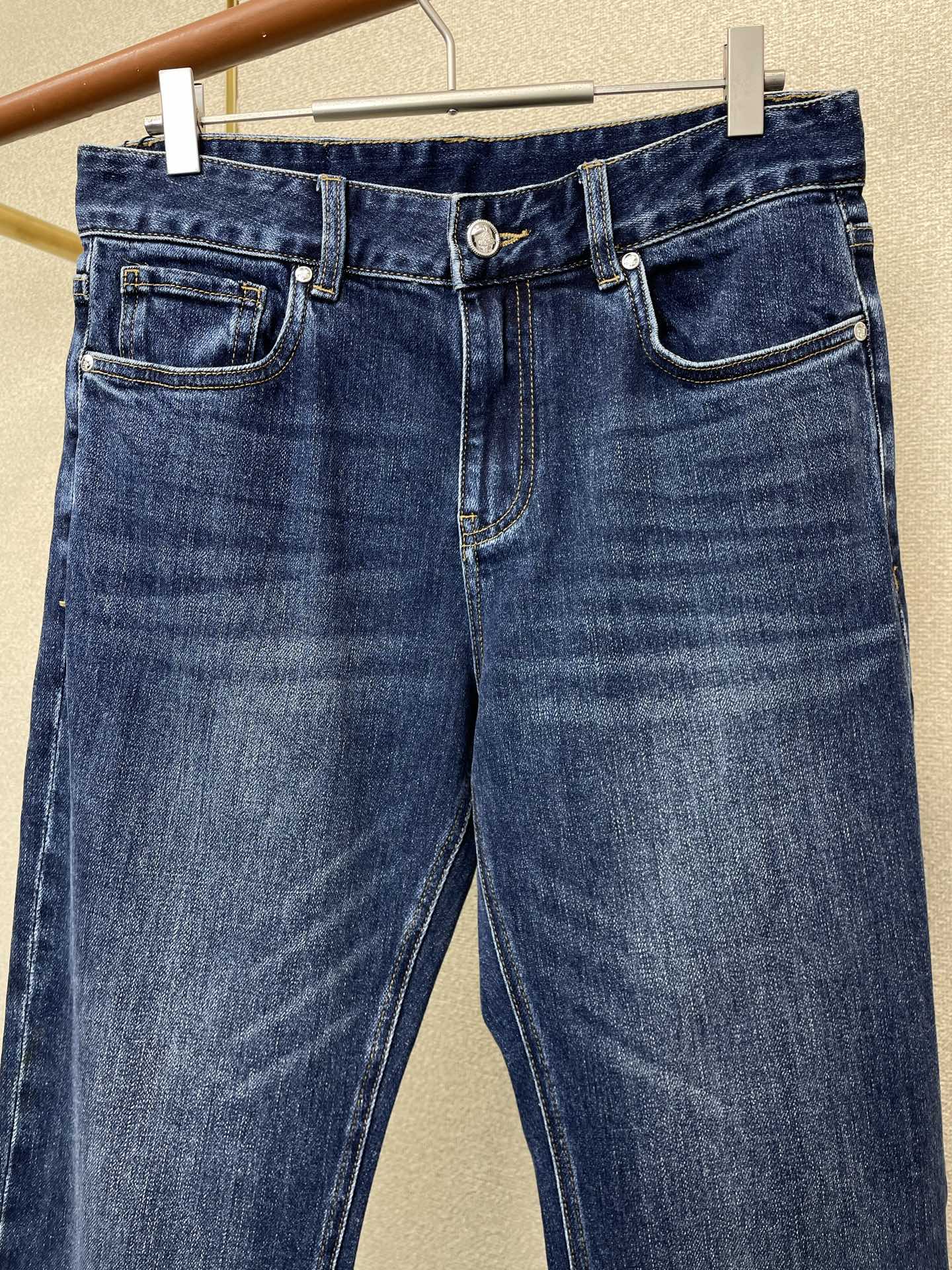 。Prada普拉达💥砸锅卖铁都要上的新款！新款休闲牛仔裤👖 高端版本！专柜定制面料 透气舒适度高，细节无