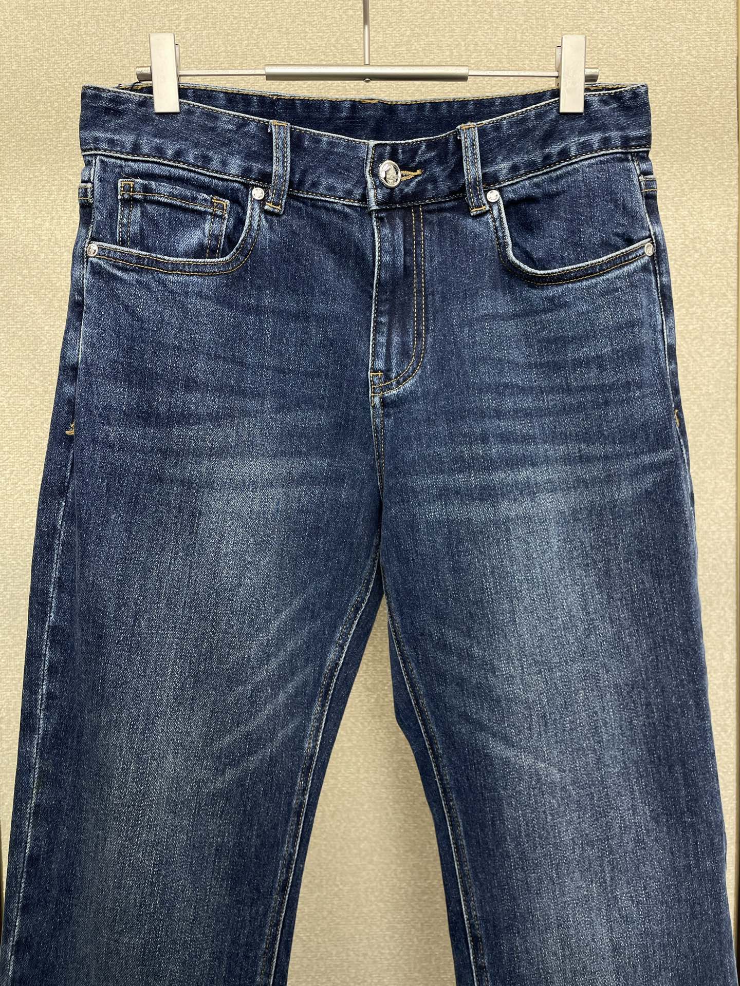 。Prada普拉达💥砸锅卖铁都要上的新款！新款休闲牛仔裤👖 高端版本！专柜定制面料 透气舒适度高，细节无