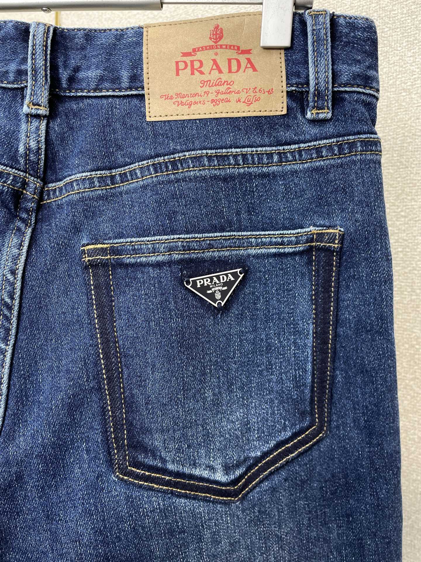 。Prada普拉达💥砸锅卖铁都要上的新款！新款休闲牛仔裤👖 高端版本！专柜定制面料 透气舒适度高，细节无