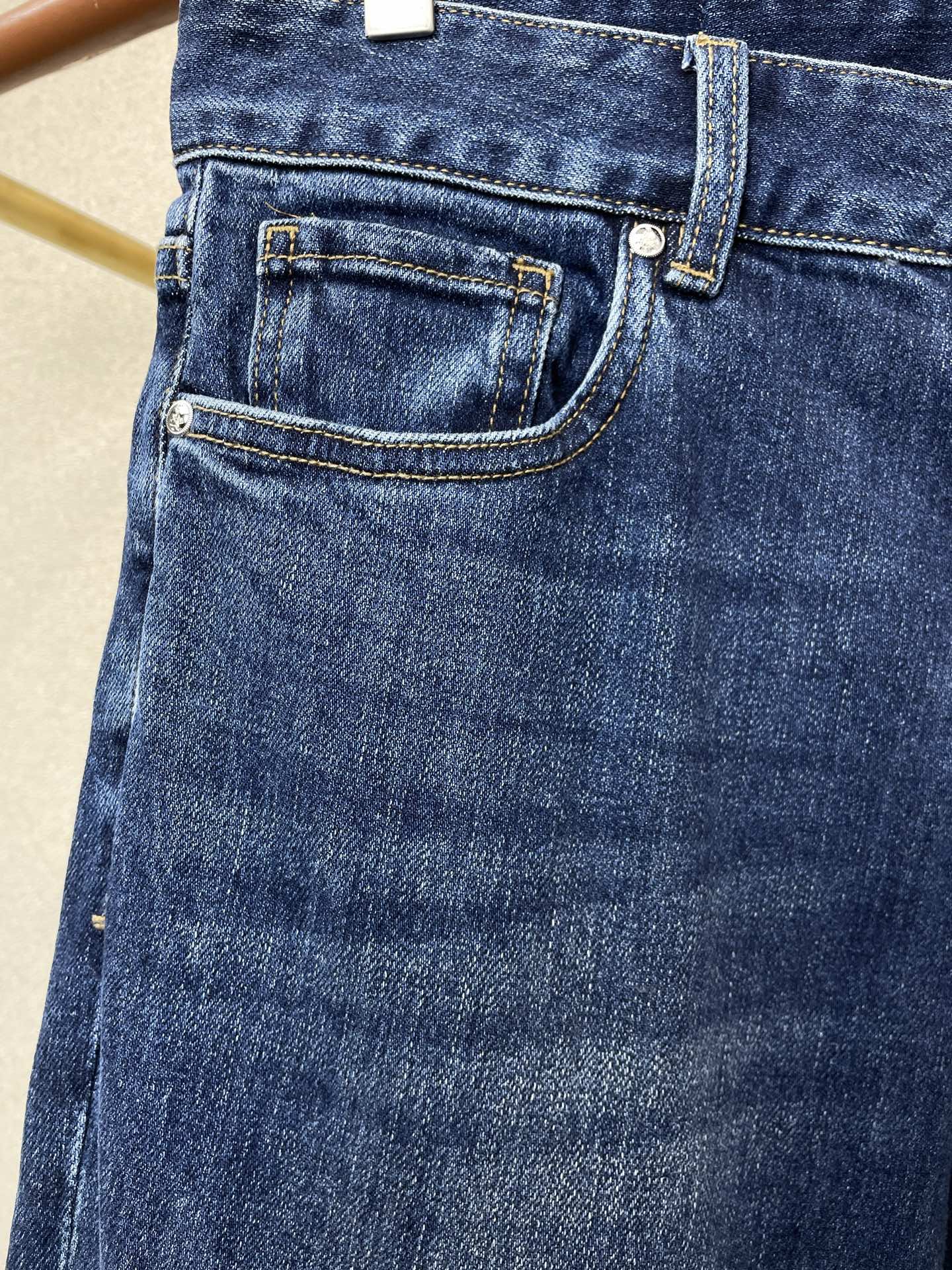 。Prada普拉达💥砸锅卖铁都要上的新款！新款休闲牛仔裤👖 高端版本！专柜定制面料 透气舒适度高，细节无