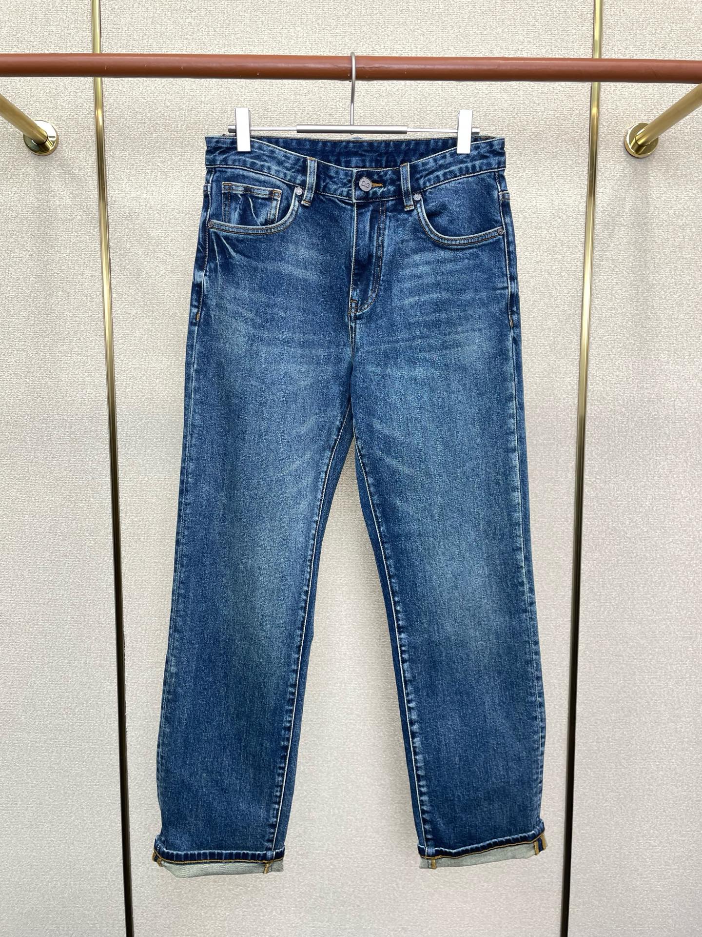 NO:656829,.Dolce&Gabbana exclusive new casual jeans high-end version!  Custom-made fabrics at the counter are highly breathable and comfortable, with impeccable details and brand element design concepts, reflecting high quality. It feels delicate and soft!  It presents a casual cut and the upper body shape is awesome!  Size 29-36,,Dolce&Gabbana,Dolce&Gabbana,jeans,alexander wang19860909.Dolce&Gabbana杜嘉班纳独家专供新款休闲牛仔裤 高端版本！专柜定制面料 透气舒适度高,细节无可挑剔,品牌元素设计理念,体现高品质.手感细腻柔软！呈现休闲裁剪,上身版型超赞！码数29-36,,Dolce&Gabbana,Dolce&Gabbana,jeans,alexander wang,Men's clothing